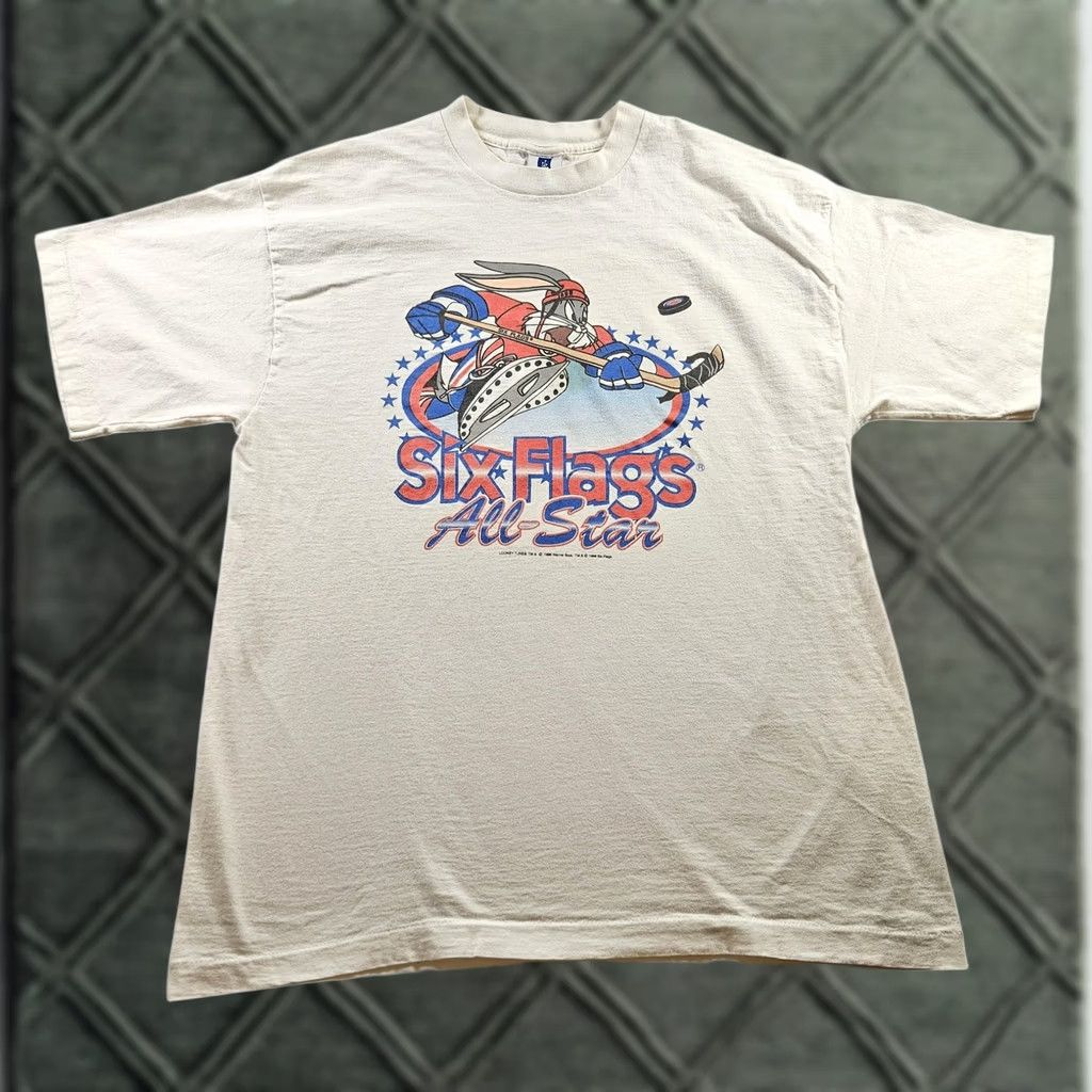VINTAGE Six Flags Shirt Mens XL Beige Looney Tunes Bugs Bunny Graphic Print 90s Crew Neck T-Shirt Short Sleeve Vintage Sports Theme