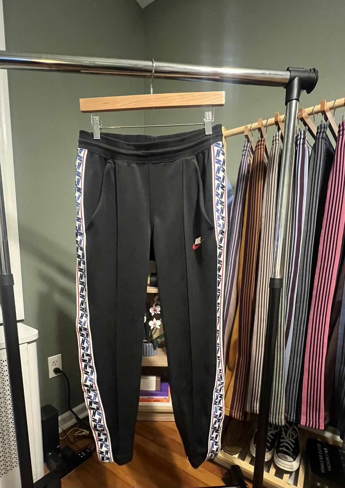 Nike Nike Tape Logo Track-pants Size US 28 / EU 44 - 1 Thumbnail