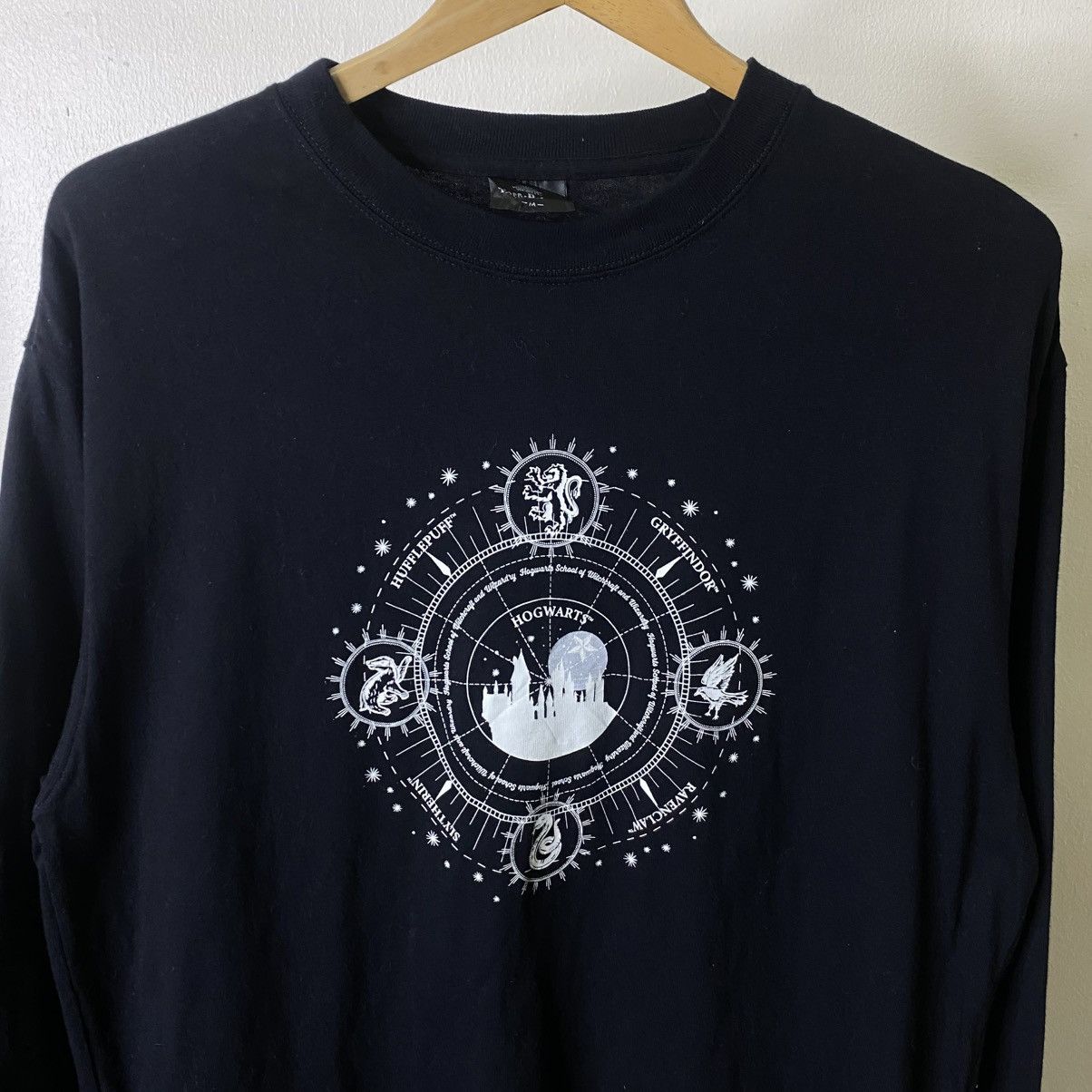 GU Harry Potter Wizarding World Hogwarts Collaboration LS Tee Size US L / EU 52-54 / 3 - 2 Thumbnail