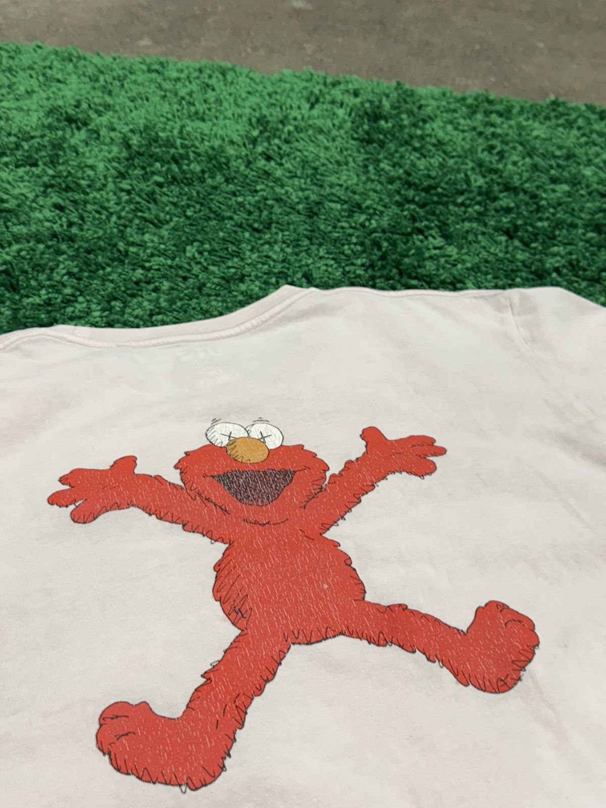 Uniqlo Uniqlo x Sesame Street Elmo Tee Kaws Pink Sz. XL XX Size US XL / EU 56 / 4 - 2 Thumbnail