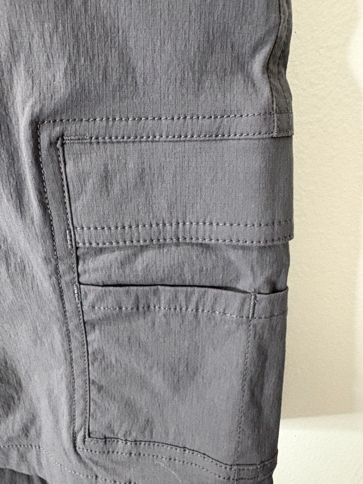 Carhartt NWT women’s straight fit cargo shorts size medium size 18 Size 40" / US 18 - 9 Thumbnail