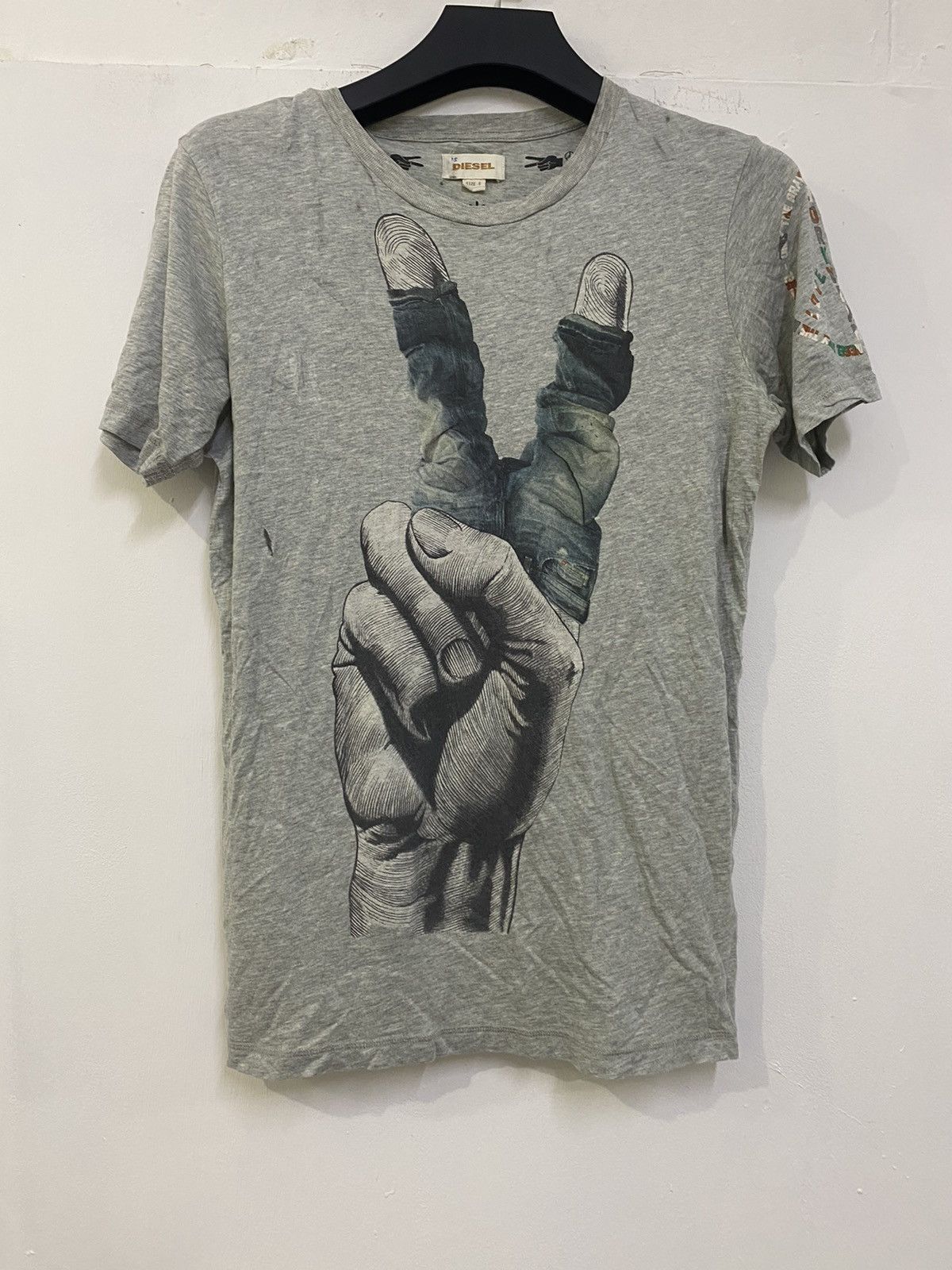 Diesel 💥VINTAGE DIESEL FINGER PEACE SIGN BIG PRINT WEARING A JEANS Size US S / EU 44-46 / 1 - 1 Thumbnail