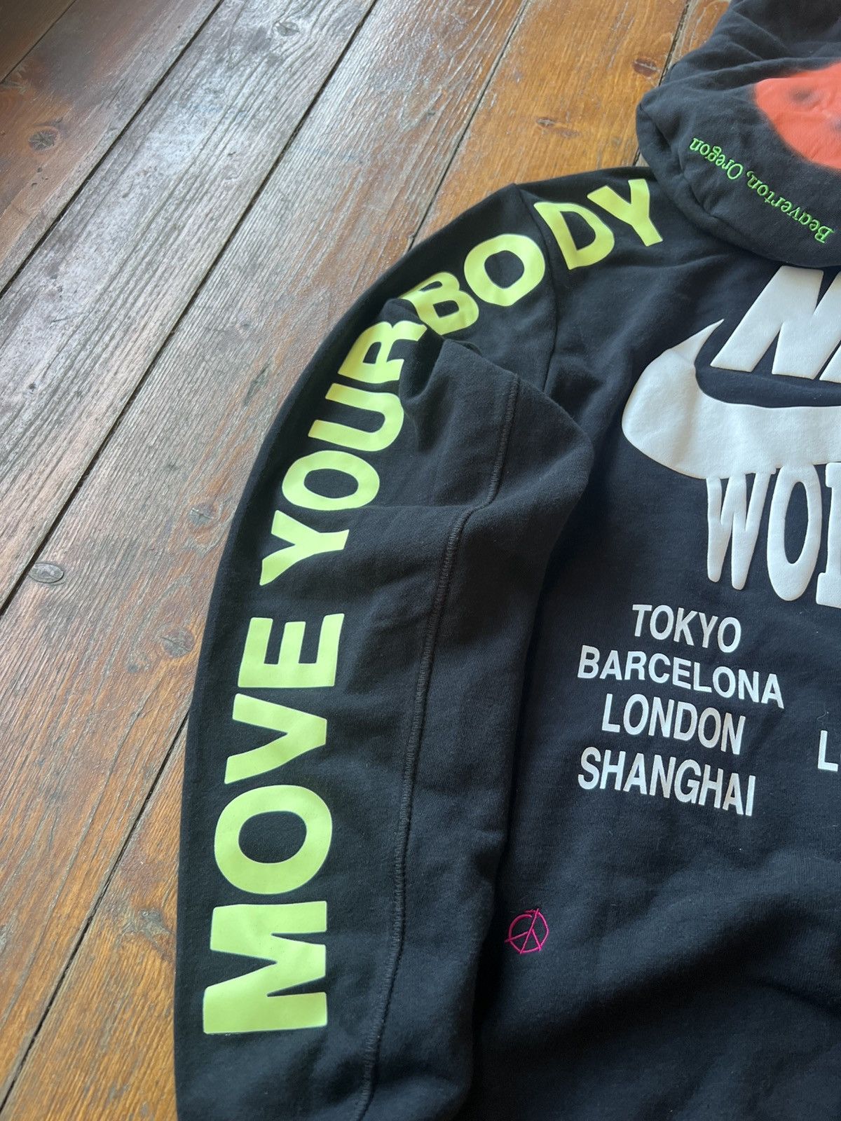 Nike 2021/2022 NIKE NSW WORLD TOUR PRINTED BLACK HOODIE SIZE M Size US M / EU 48-50 / 2 - 4 Thumbnail