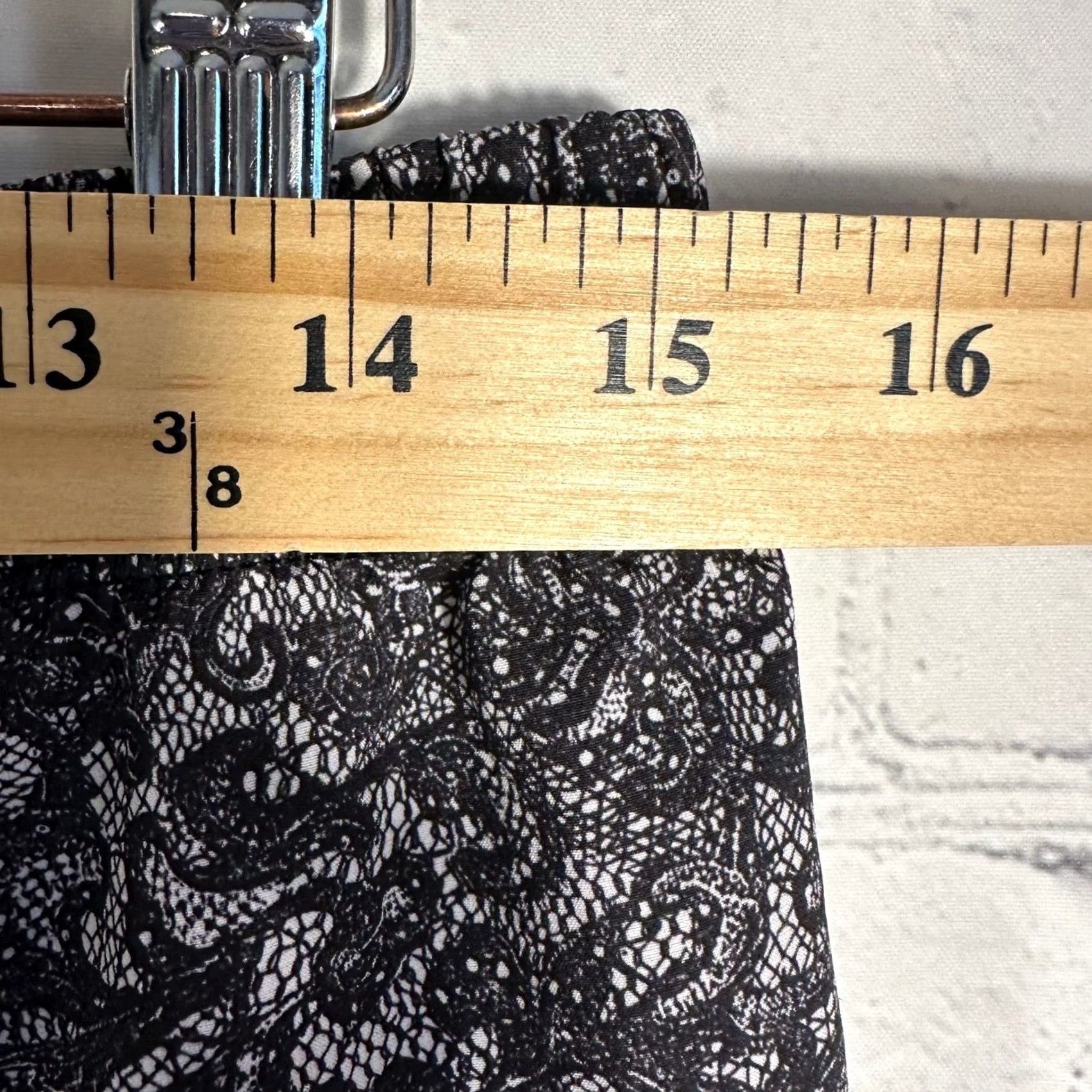 Lululemon Lululemon Hit it Short Mini Cinder Lace Paisley Scalloped Shorts Womens 8 Tall Size 30" / US 8 / IT 44 - 5 Thumbnail