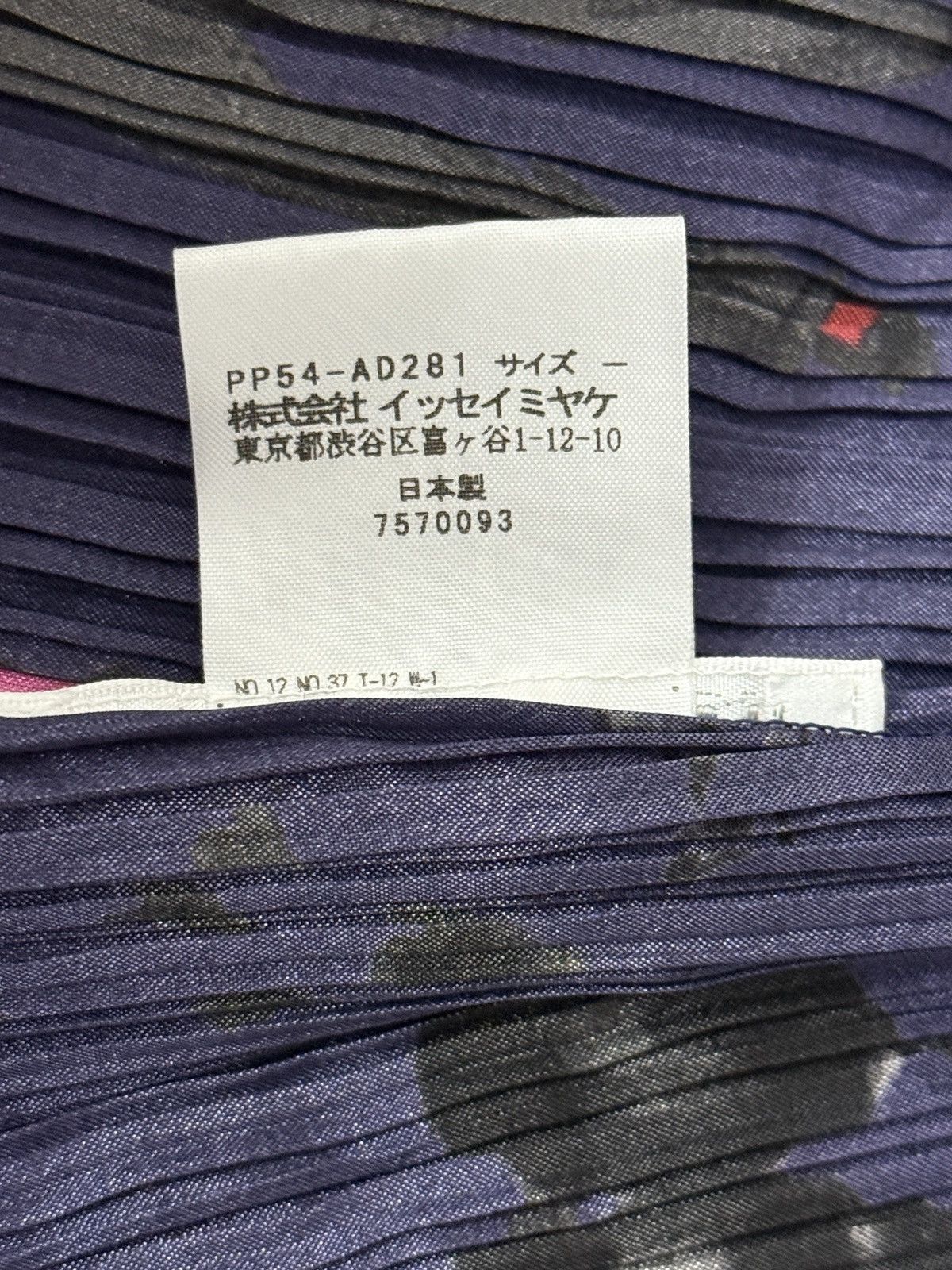 Issey Miyake × Pleats Please Issey Miyake Sporty Little Figure Shawl Cloak Size ONE SIZE - 4 Thumbnail