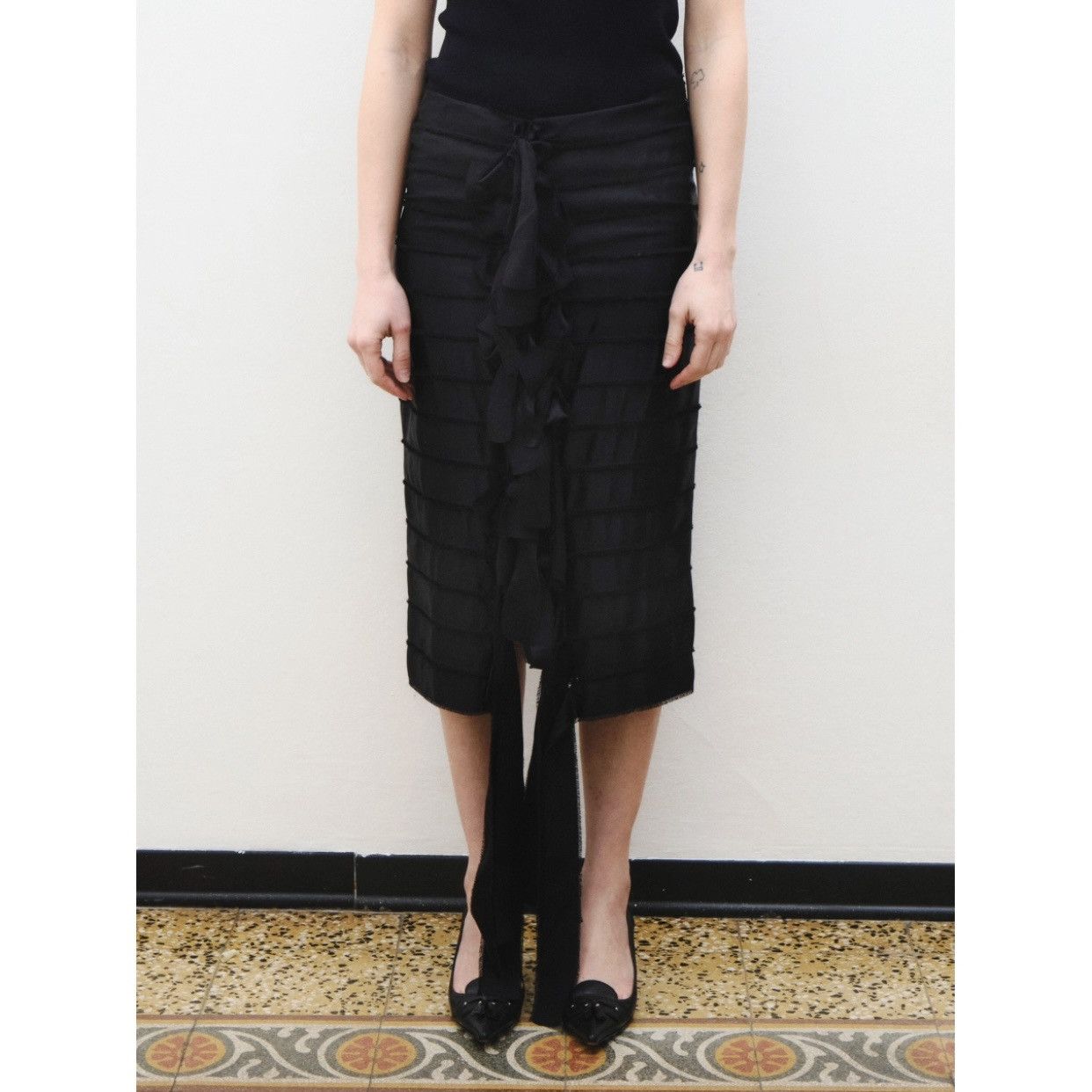Yves Saint Laurent Yves Saint Laurent by Tom Ford silk skirt with bows. Size 26" / US 2 / IT 38 - 2 Thumbnail