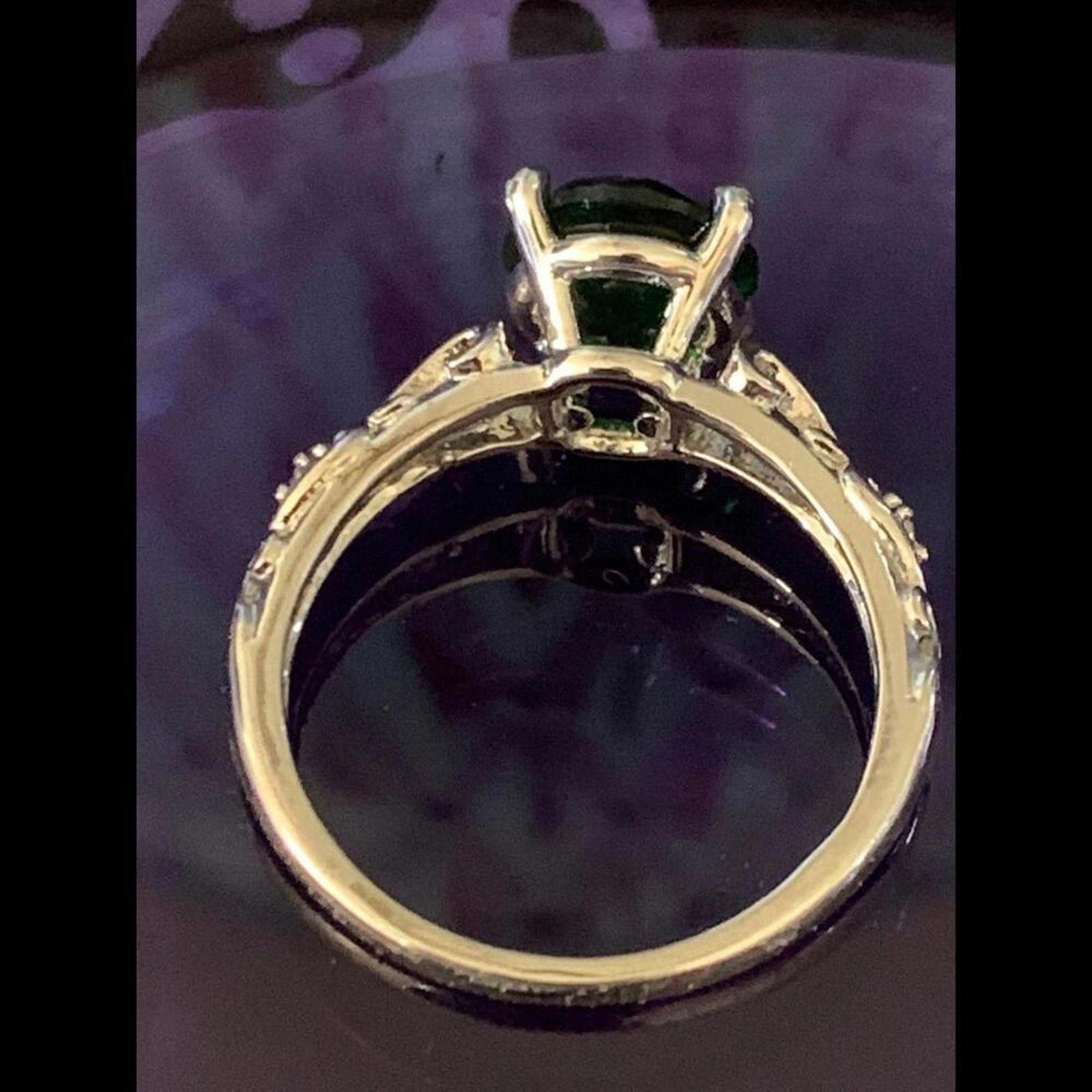 Designer Elegant Emerald Green Ring with Ornate Silver Band 7 Size ONE SIZE - 4 Thumbnail