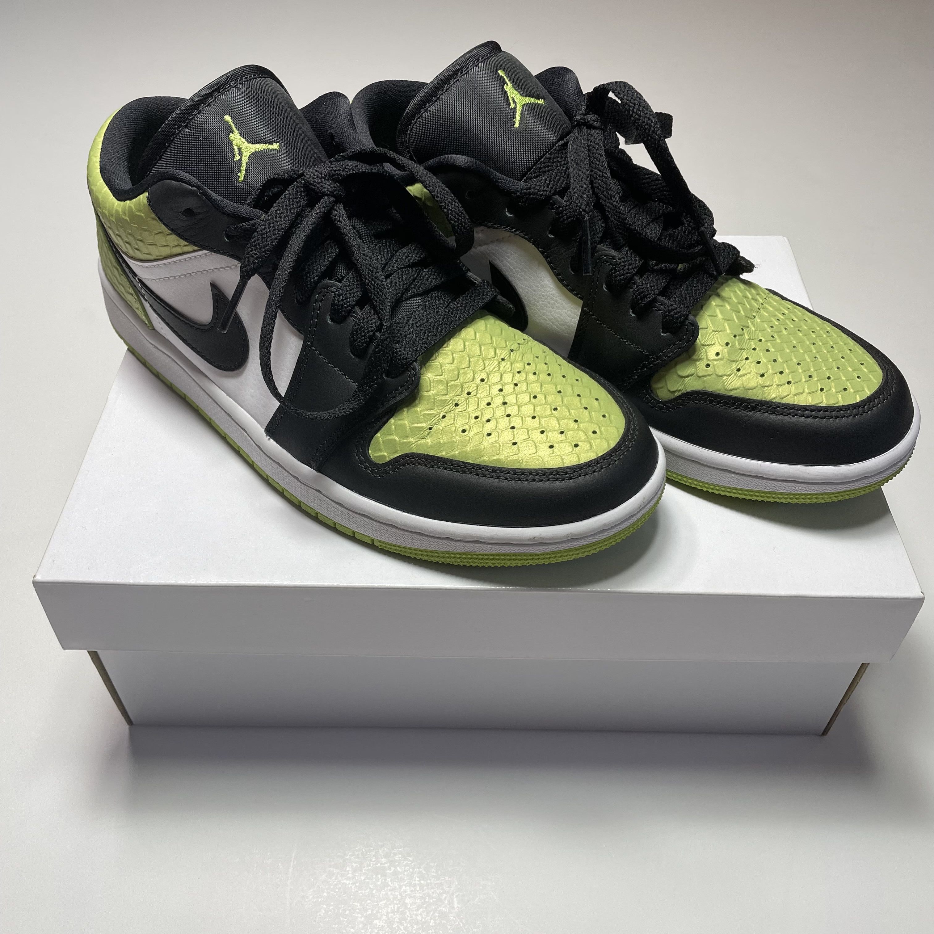 Jordan Brand × Nike Nike Air Jordan 1 Low SE vivid green snakeskin Size US 8 / EU 41 - 2 Thumbnail