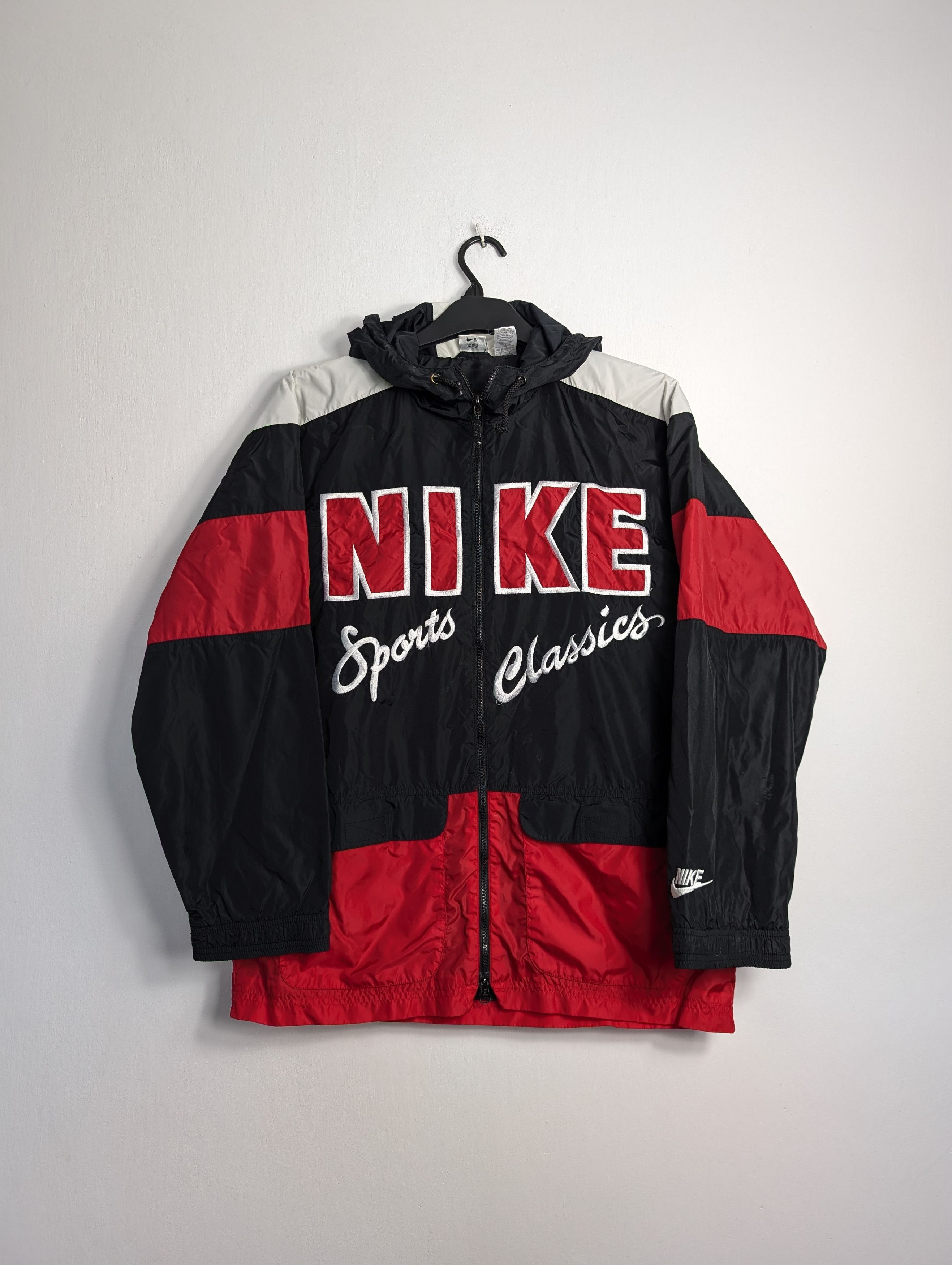Nike Vintage Nike Sports Classics Windbreaker Jacket Boxy Y2K Size US S / EU 44-46 / 1 - 1 Thumbnail