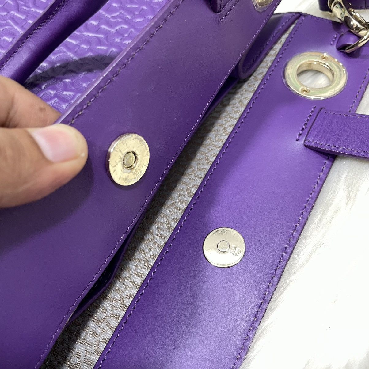 Aigner Authentic AIGNER Embossed Leather Handbag/ Shoulder Bag Size ONE SIZE - 14 Thumbnail