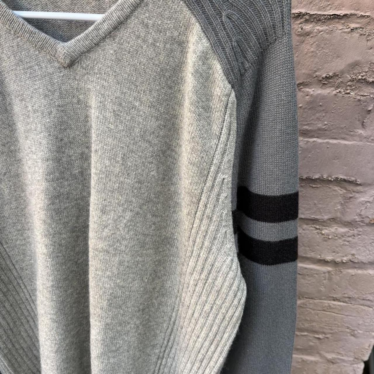Other Early 2000s Y2K Grey V-Neck Raglan Sports Sweater Size US M / EU 48-50 / 2 - 3 Thumbnail