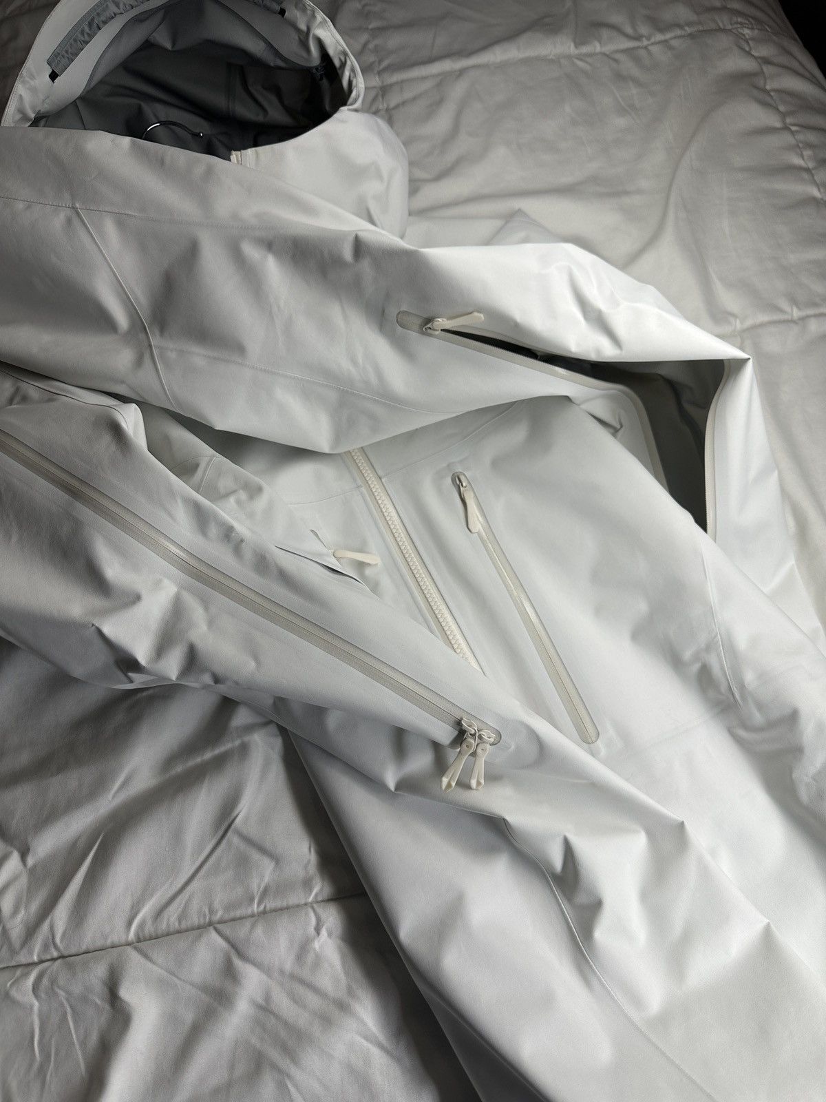 Arc'teryx Mens Arc’teryx Alpha SV (Whiteout) Size US M / EU 48-50 / 2 - 3 Thumbnail