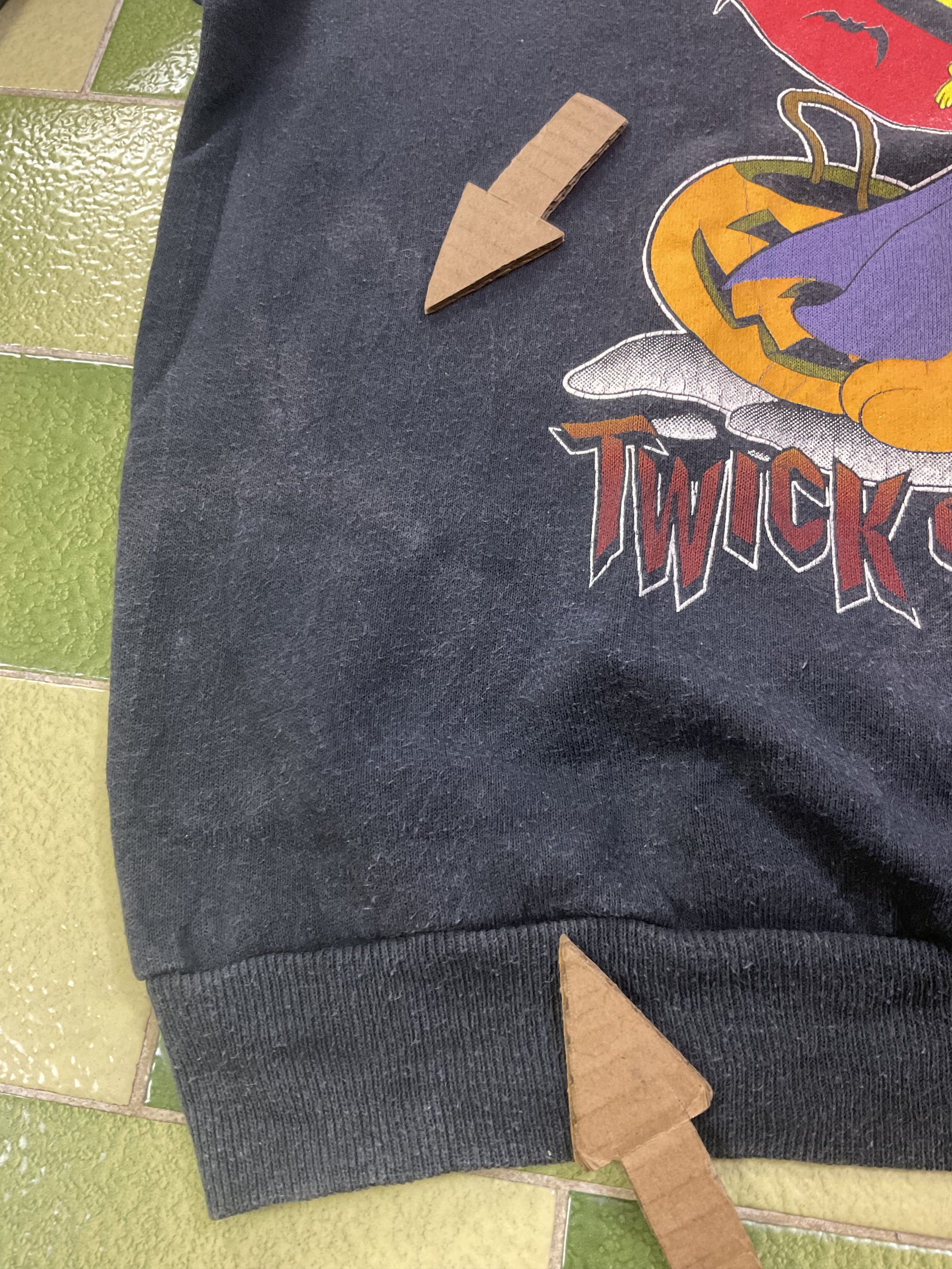 Disney Vintage 1995 Tweety Bird Twick or Treat Sweatshirt Size US L / EU 52-54 / 3 - 5 Thumbnail