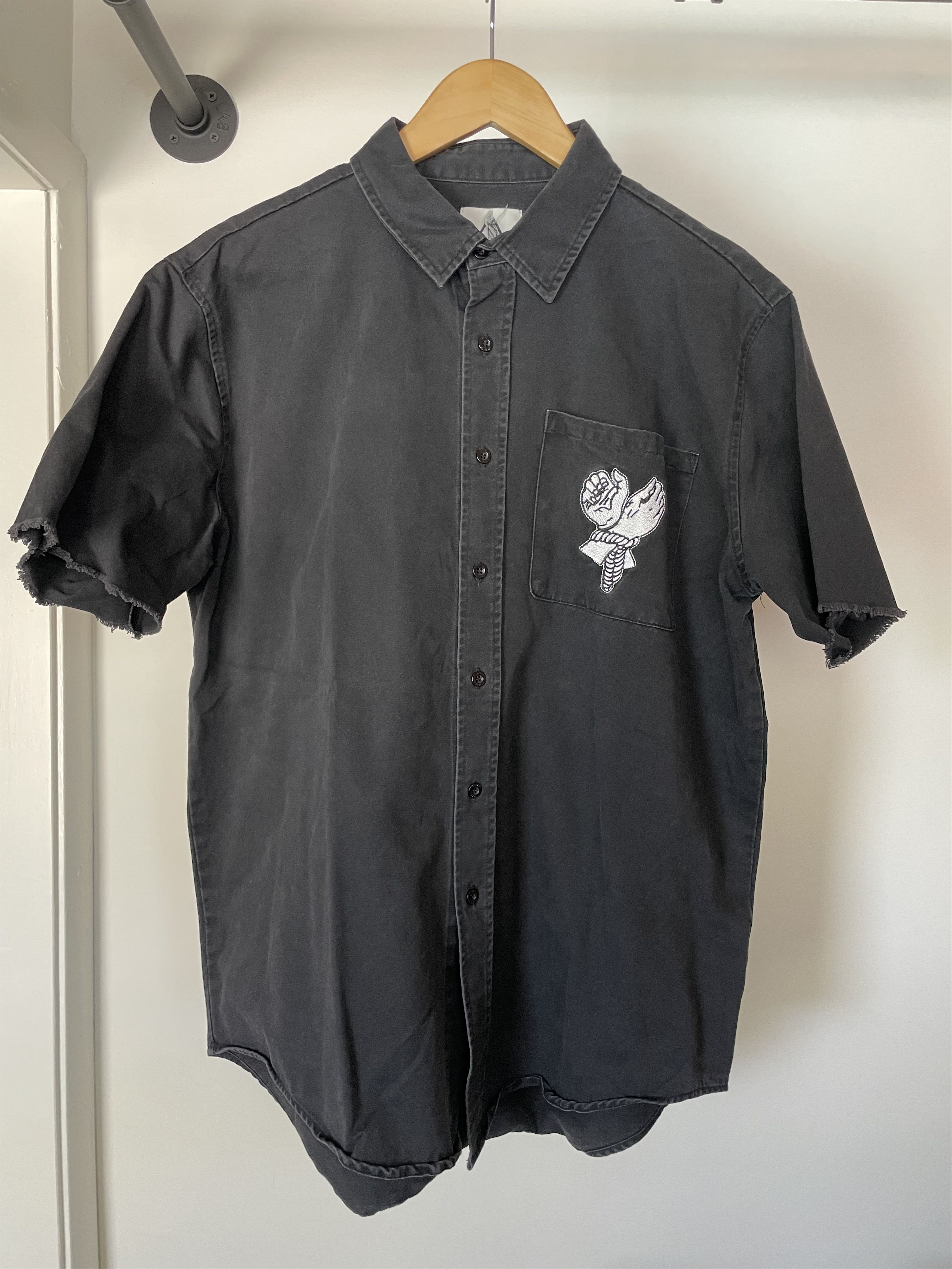 UNIF UNIF Prayer Hands button-up Size US M / EU 48-50 / 2 - 1 Thumbnail