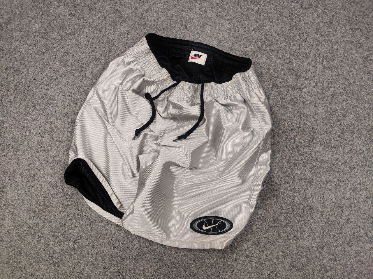 Nike 🔥 Vintage 90's Nike Swoosh reversible Silver Baggy Shorts Size US 34 / EU 50 - 3 Thumbnail