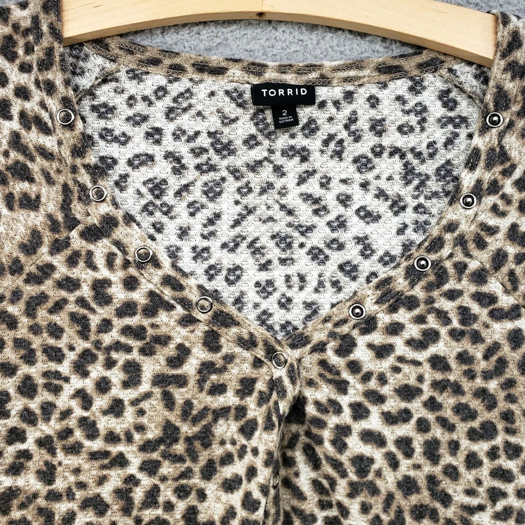 Torrid Torrid Womens Top Size 2X Leopard Chetah Animal Print Snap Up Neck Popover Size XXL / US 16-18 / IT 52-54 - 2 Thumbnail