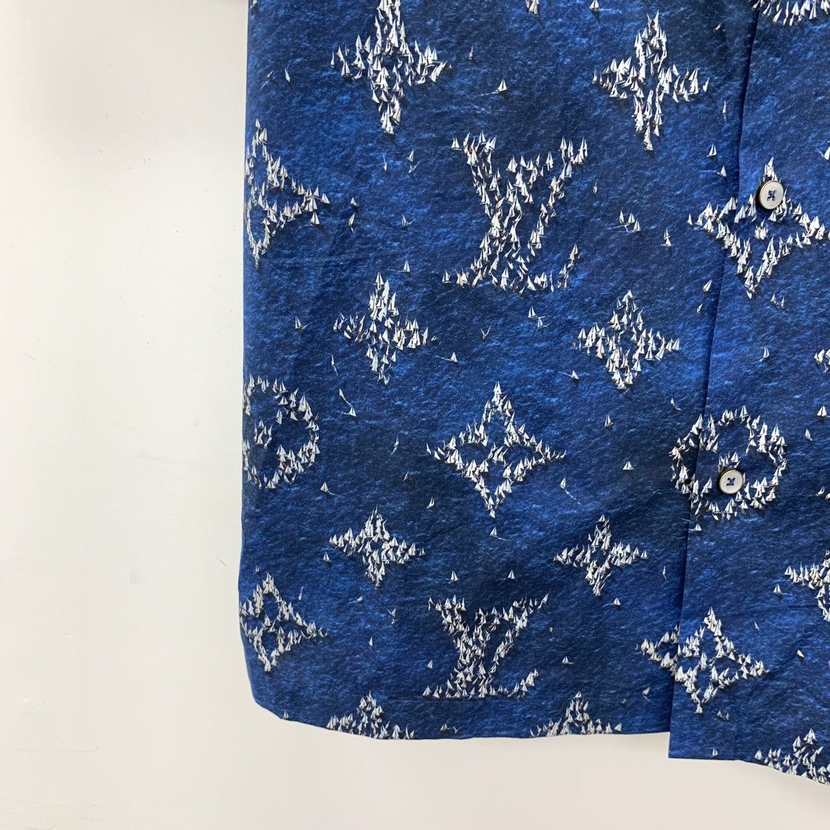 Louis Vuitton Louis Vuitton 25 Blue Logo Full Print Shirt Size US XXL / EU 58 / 5 - 4 Thumbnail