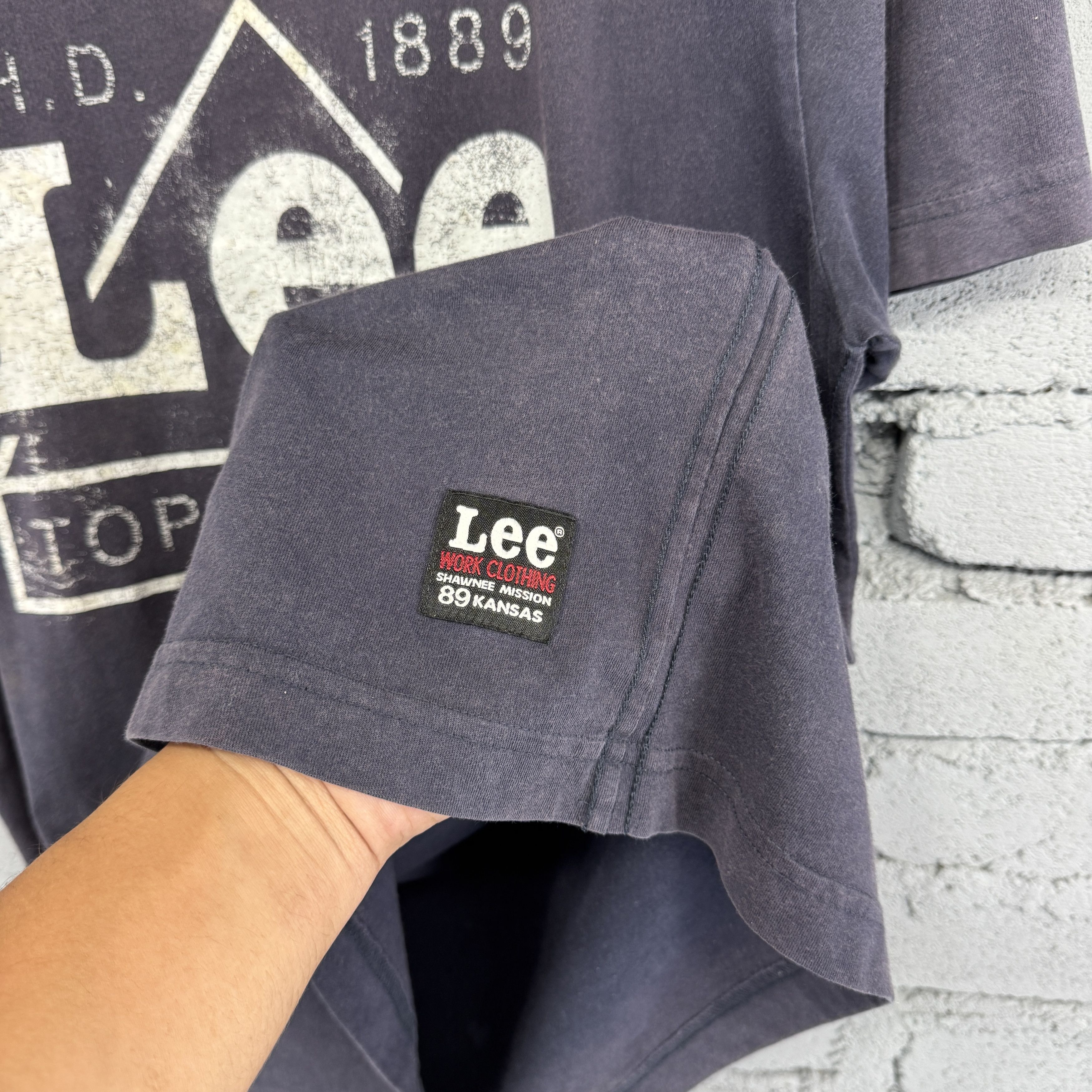 Vintage Rare Vintage Sunfaded Lee Big Logo Tshirt Size US L / EU 52-54 / 3 - 6 Thumbnail