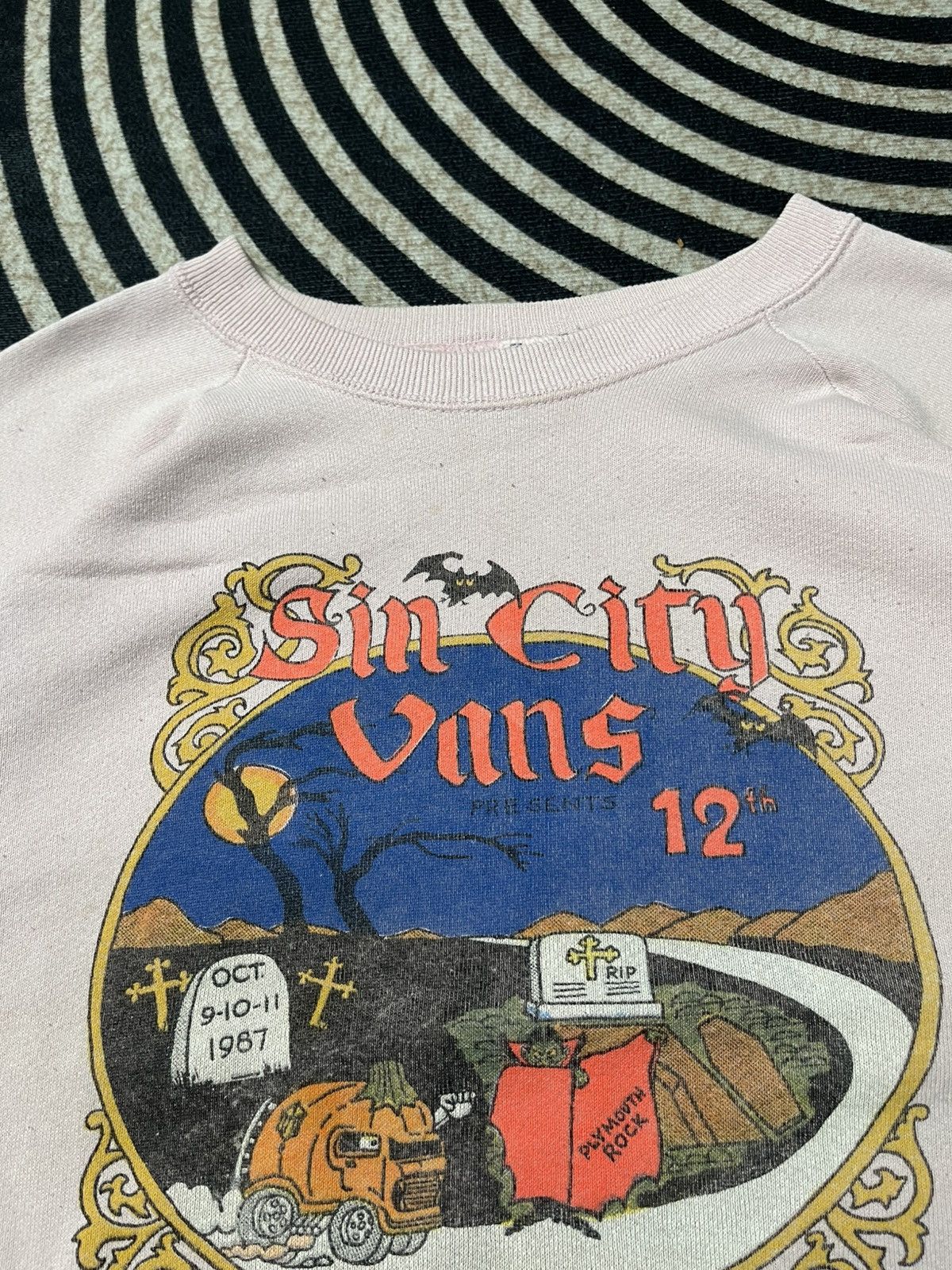 Fruit Of The Loom 90s SIN CITY VANS HALLO WALLO IN TRICK OR TREAT SWEATSHIRT Size US XL / EU 56 / 4 - 10 Thumbnail