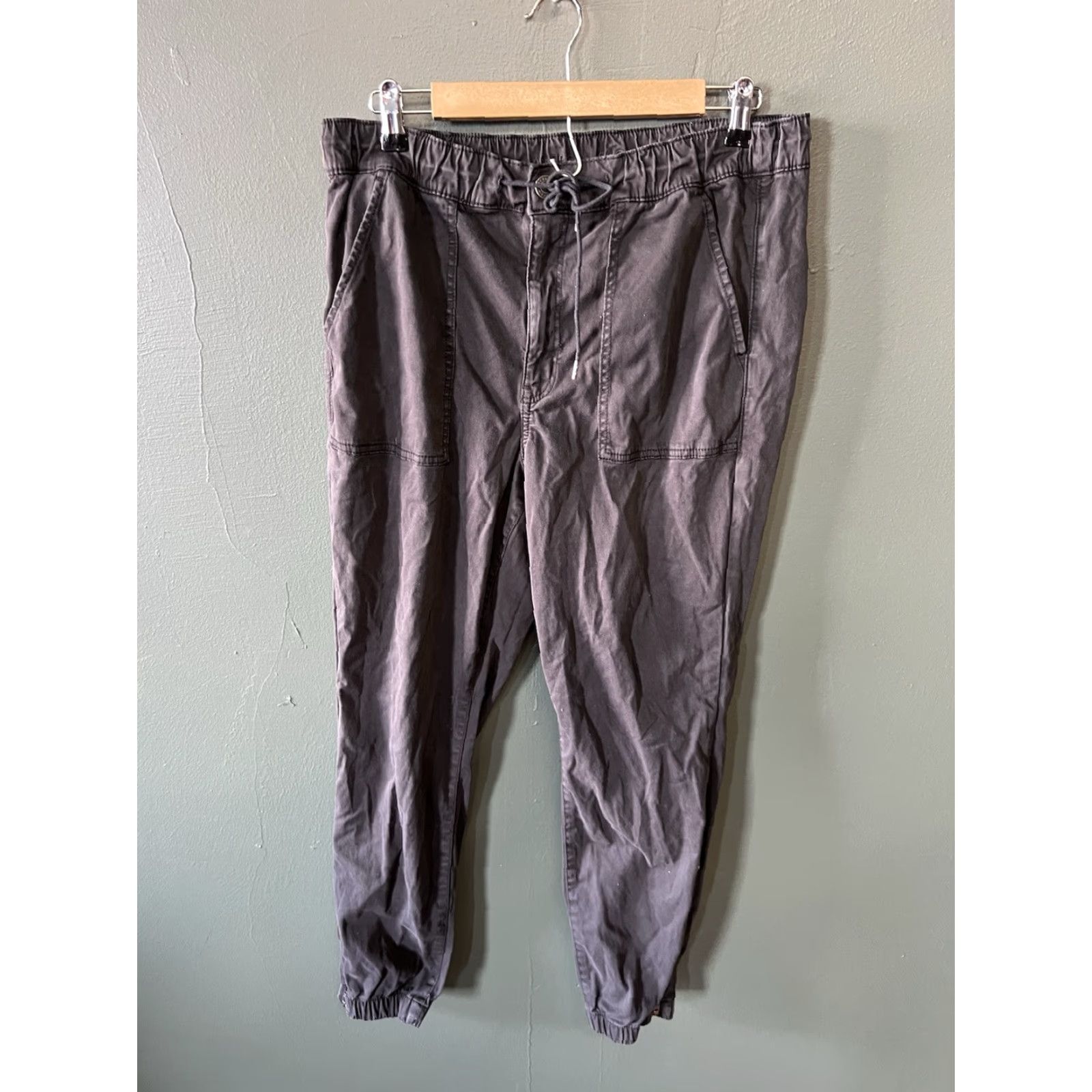 American Eagle Outfitters American Eagle Outfitters Womens Jogger Sweatpants Regular 18 Gray Size 18 Pants Womens Jeans Jogger Gray 18 Mens Girls Size 40" / US 18 - 2 Thumbnail