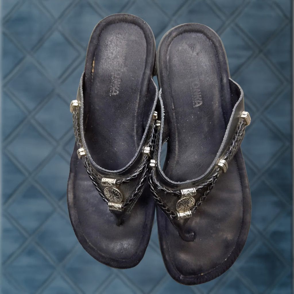Minnetonka Minnetonka Sandals Womens Size 7 Black Leather Thong Silver Concho Boho 7630001 Size US 7 / IT 37 - 1 Thumbnail