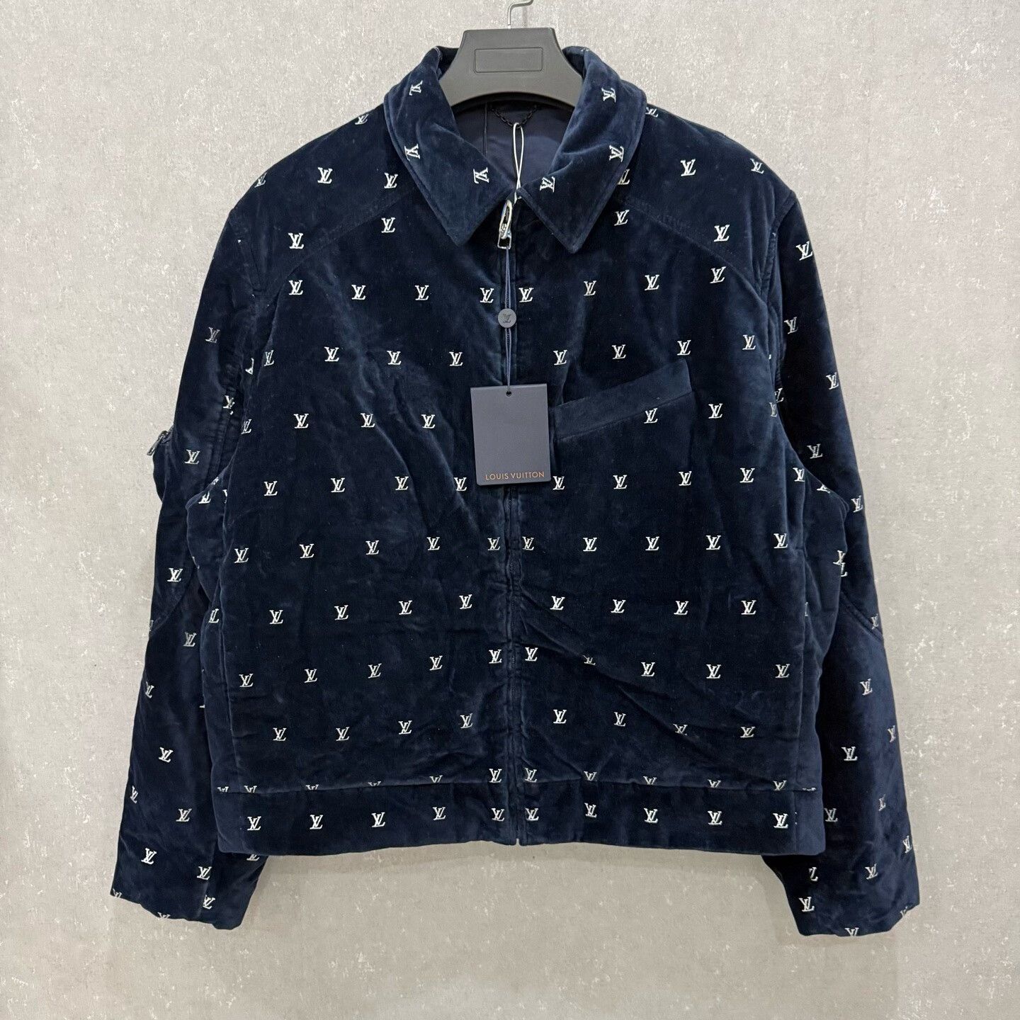 Louis Vuitton louis vuitton blue embroidered logo velvet jacket Size US L / EU 52-54 / 3 - 1 Thumbnail