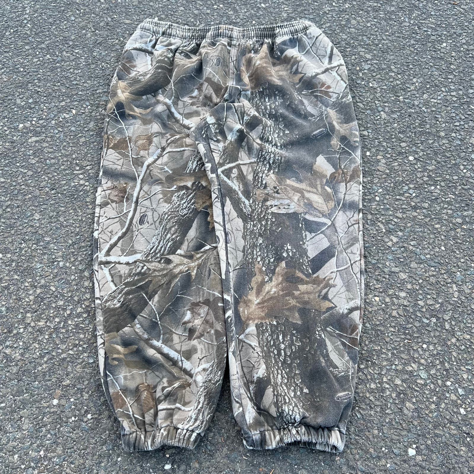 Image of Vintage Y2K Realtree Camo Cotton Hunting Sweatpants in Green, Men's (Size 31)