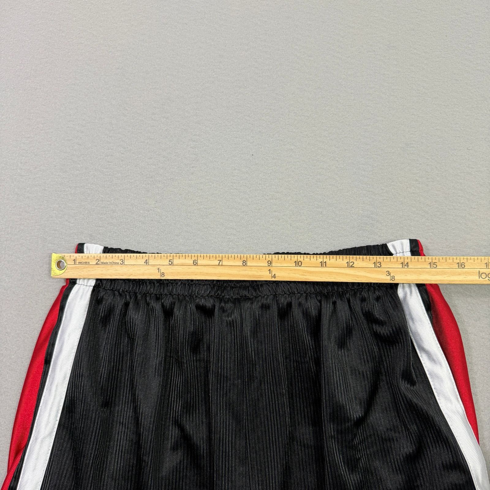 Vintage Vintage Wisconsin Badgers Shorts Men's Extra Large Black Red Size US 34 / EU 50 - 9 Thumbnail
