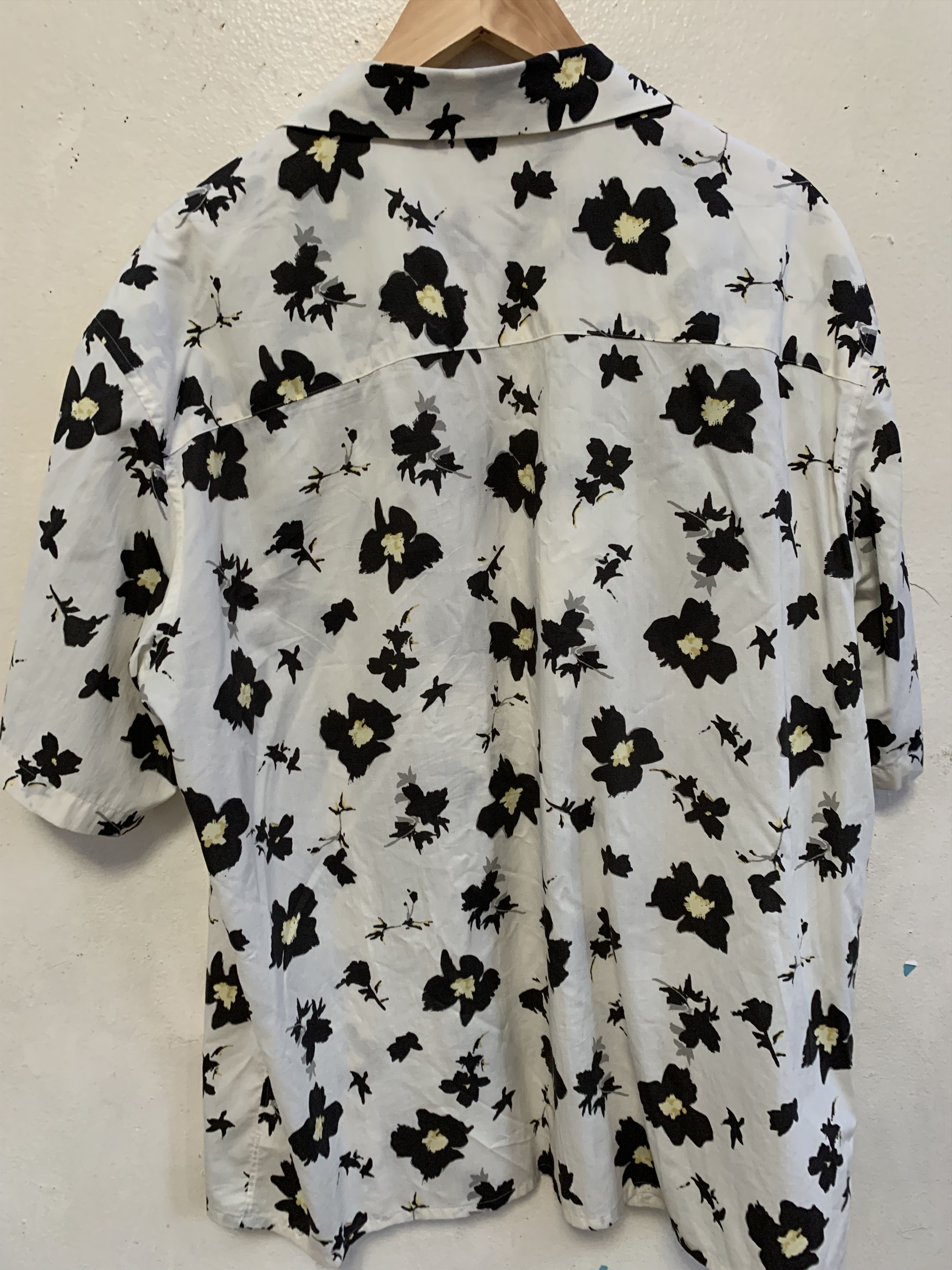 Uniqlo UNIQLO Black Flowers Button Down Shirt ⊛ OFFWT/YLW/BLK ⊛ New Size US M / EU 48-50 / 2 - 5 Thumbnail