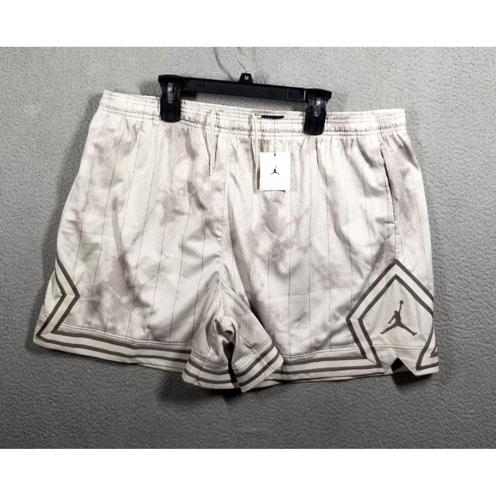 Nike Nike Shorts Women's 2XL Heritage Diamond Standard Fit New DM5262 Beige 100% Polyester Drawstring Elastic Waist Athletic Sports Shoes? Size 40" / US 18 - 2 Thumbnail