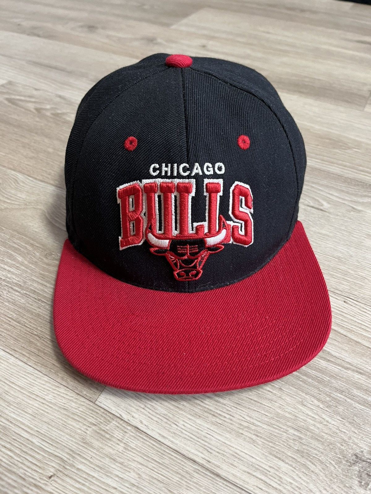 Vintage VINTAGE Chicago Bulls Mitchell & Ness Cap Hat Size ONE SIZE - 1 Thumbnail