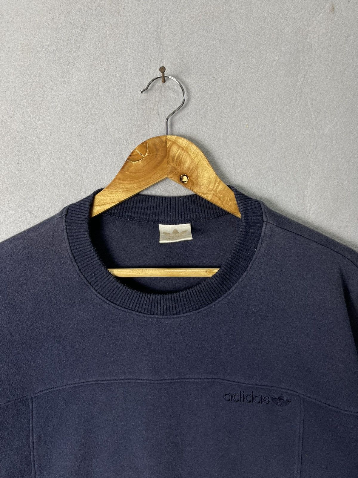 Adidas Vintage Adidas Originals Minimal Embroidered Sweatshirt Size US L / EU 52-54 / 3 - 2 Thumbnail