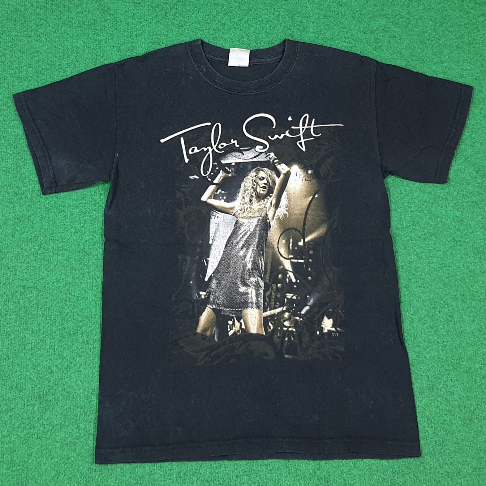Vintage Vintage Taylor Swift World Tour Tshirt C285N66 Size US S / EU 44-46 / 1 - 1 Thumbnail