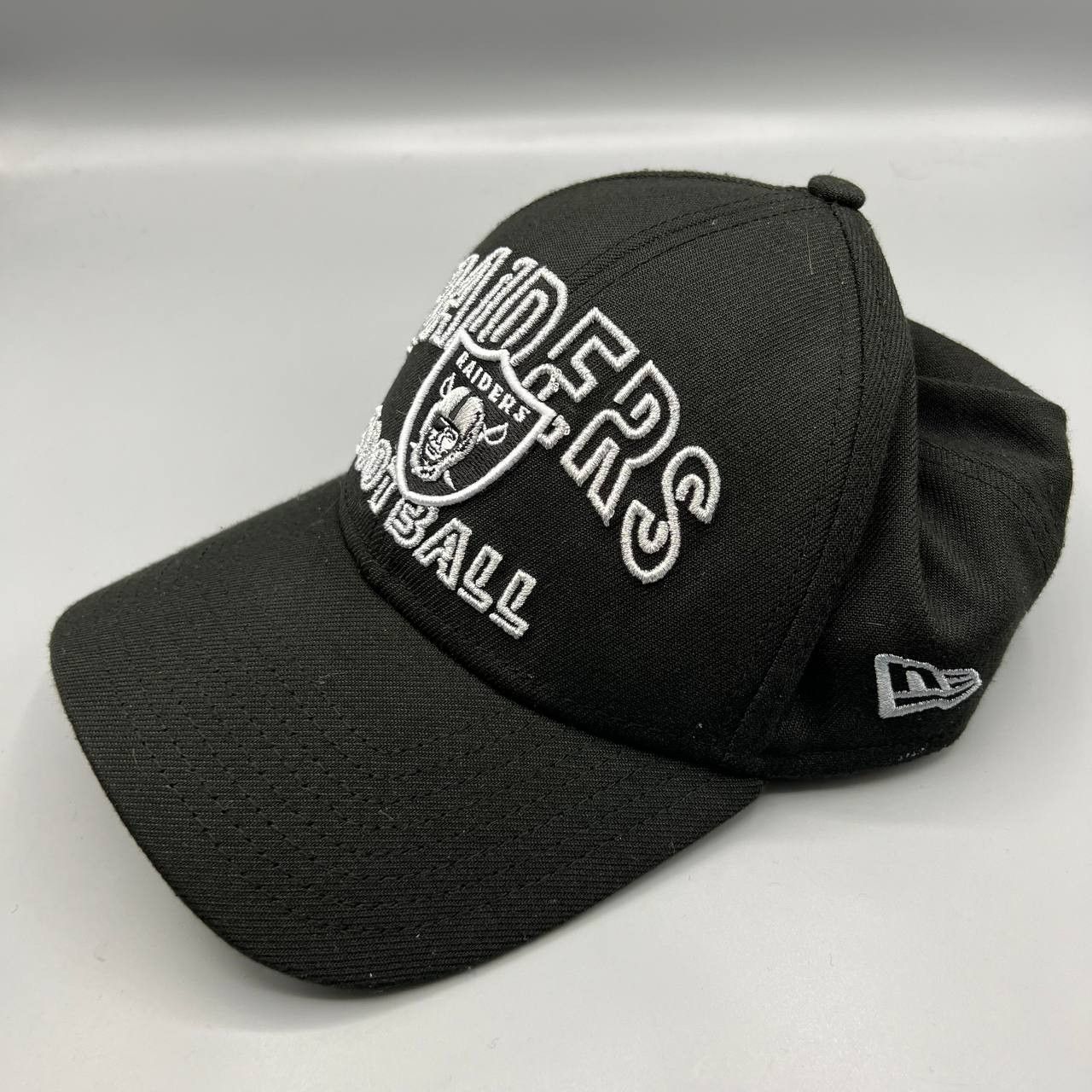Casquette New Era 39THIRTY Las Vegas Raiders Salute To Service 2022 – Noir M/L, Pour Les Vrais Fans NFL!