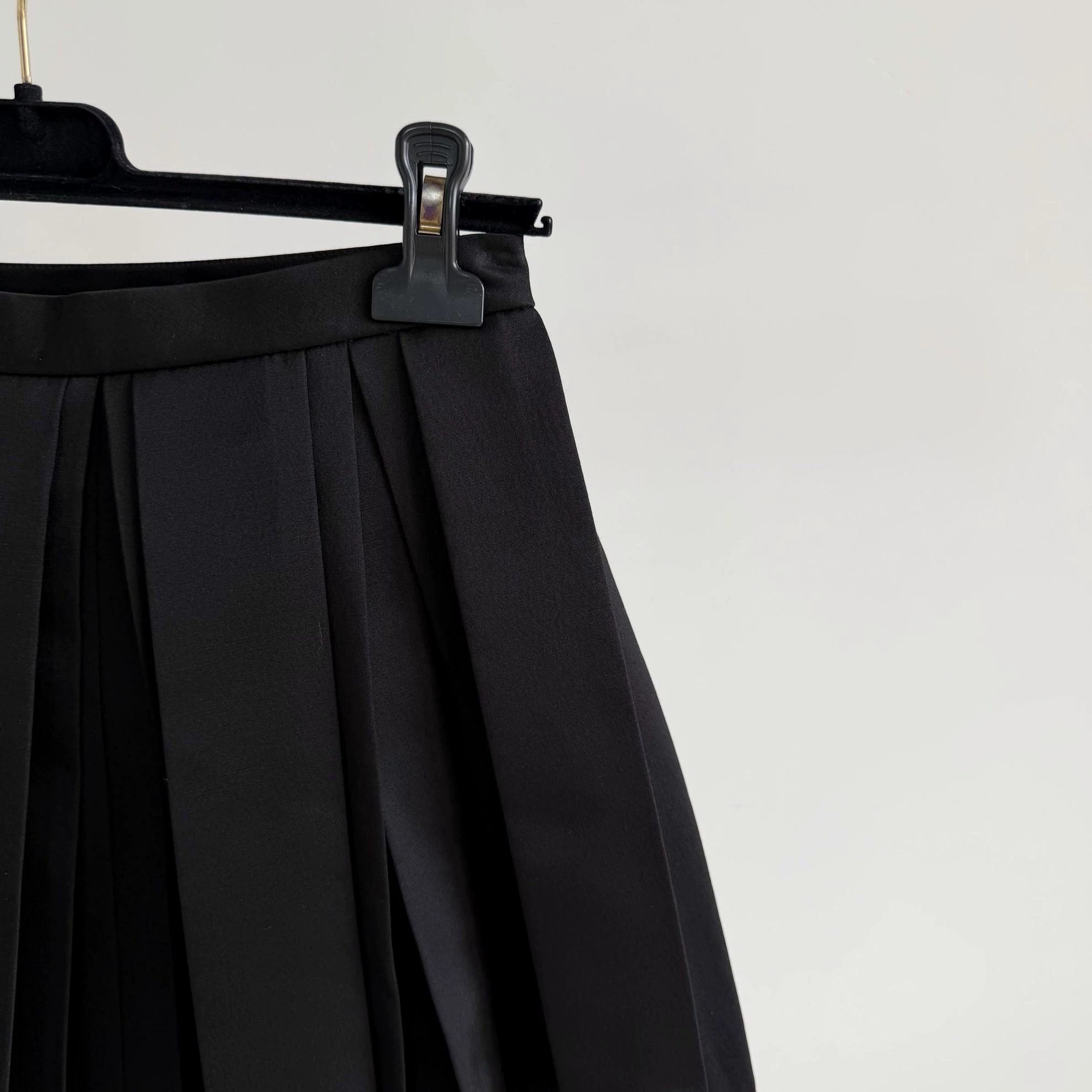Louis Vuitton Louis Vuitton women's black pleated skirt 36 6898 Size 26" / US 2 / IT 38 - 5 Thumbnail