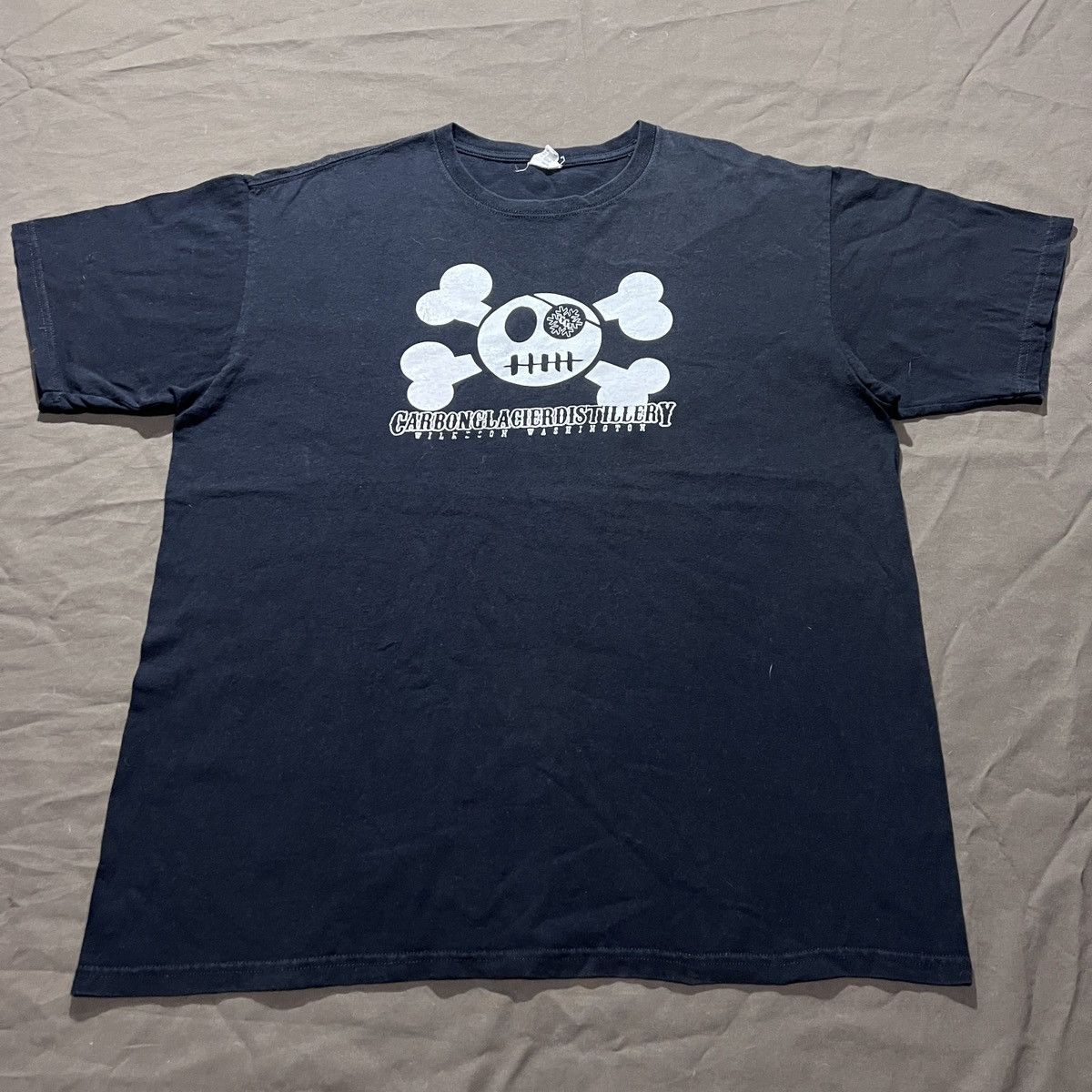 Vintage Y2K Carbon Glacier Distillery Promo Tee graphic streetwear Size US XL / EU 56 / 4 - 2 Thumbnail