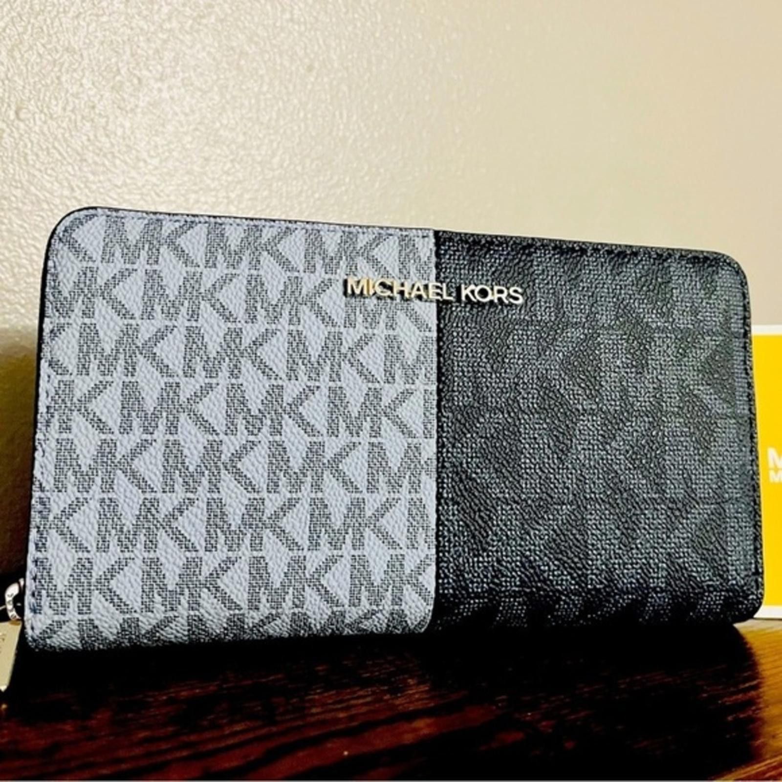 Michael Kors Michael Kors Zip Wallet - Stylish & Functional Size ONE SIZE - 1 Thumbnail