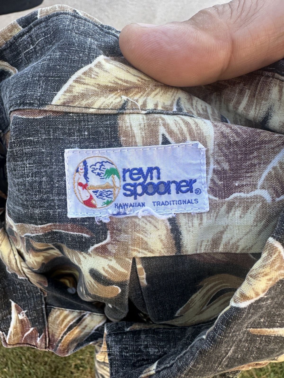 Reyn Spooner PreOwned Reyn Spooner Hawaiian Print Black/Gold Men's XL Size US XL / EU 56 / 4 - 4 Thumbnail