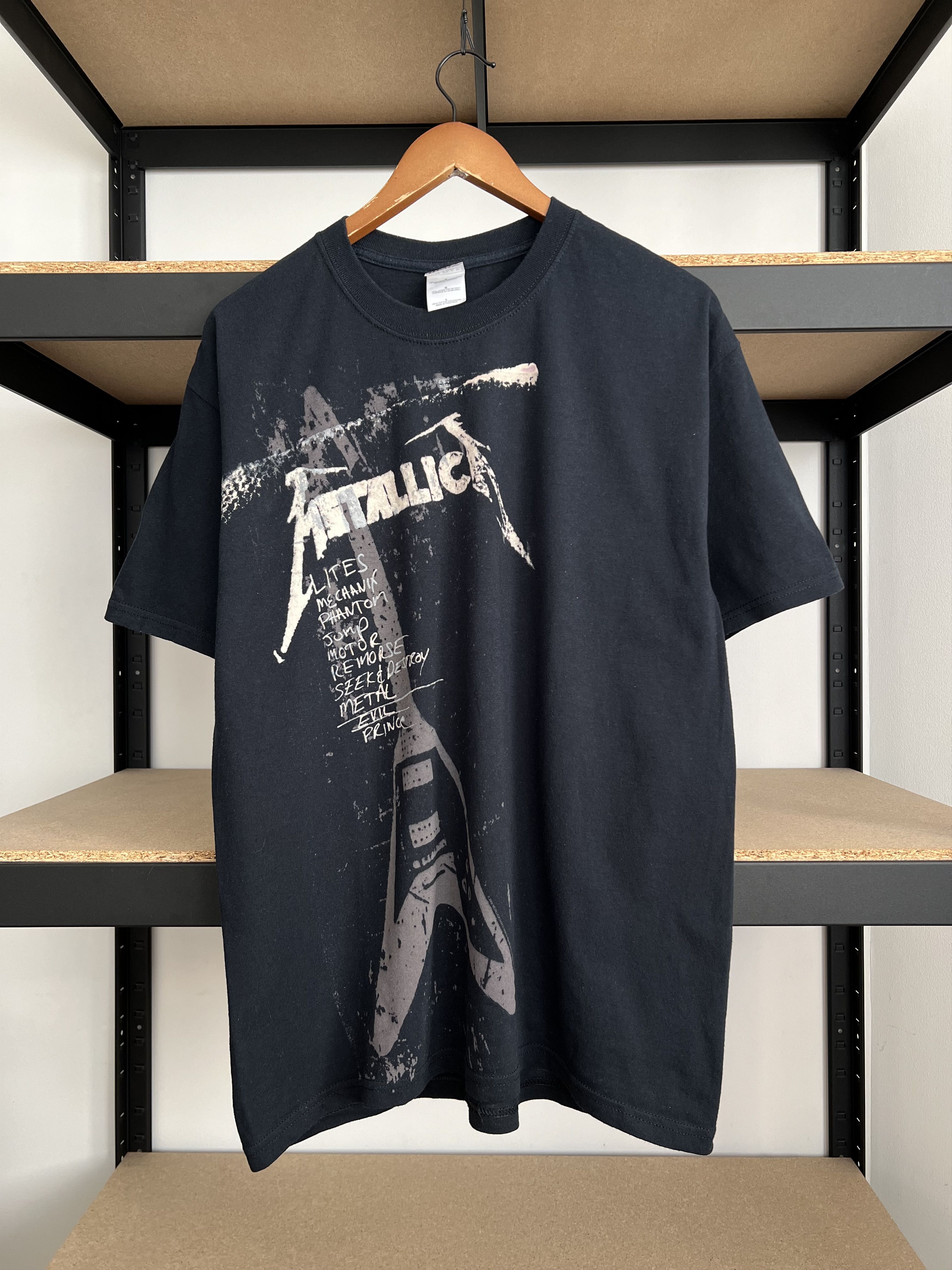 Band Tees Vintage 2006 Metallica Flying V Guitar Rock Band Y2k T-shirt Size US L / EU 52-54 / 3 - 1 Thumbnail