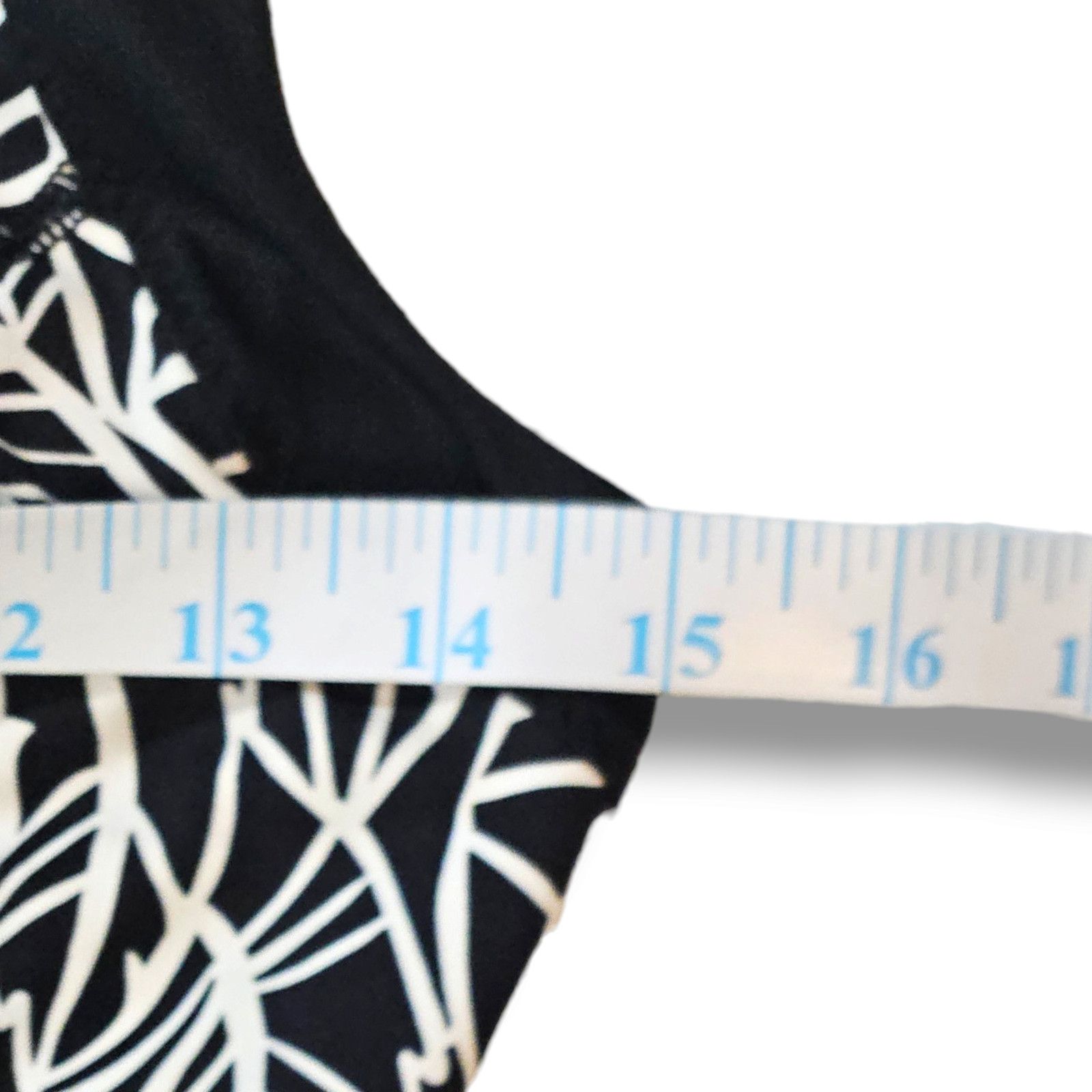 Lululemon EUC Lululemon Run: Ta Ta Topper Top Sz. 6 Pretty Palm Black Size M / US 6-8 / IT 42-44 - 11 Thumbnail