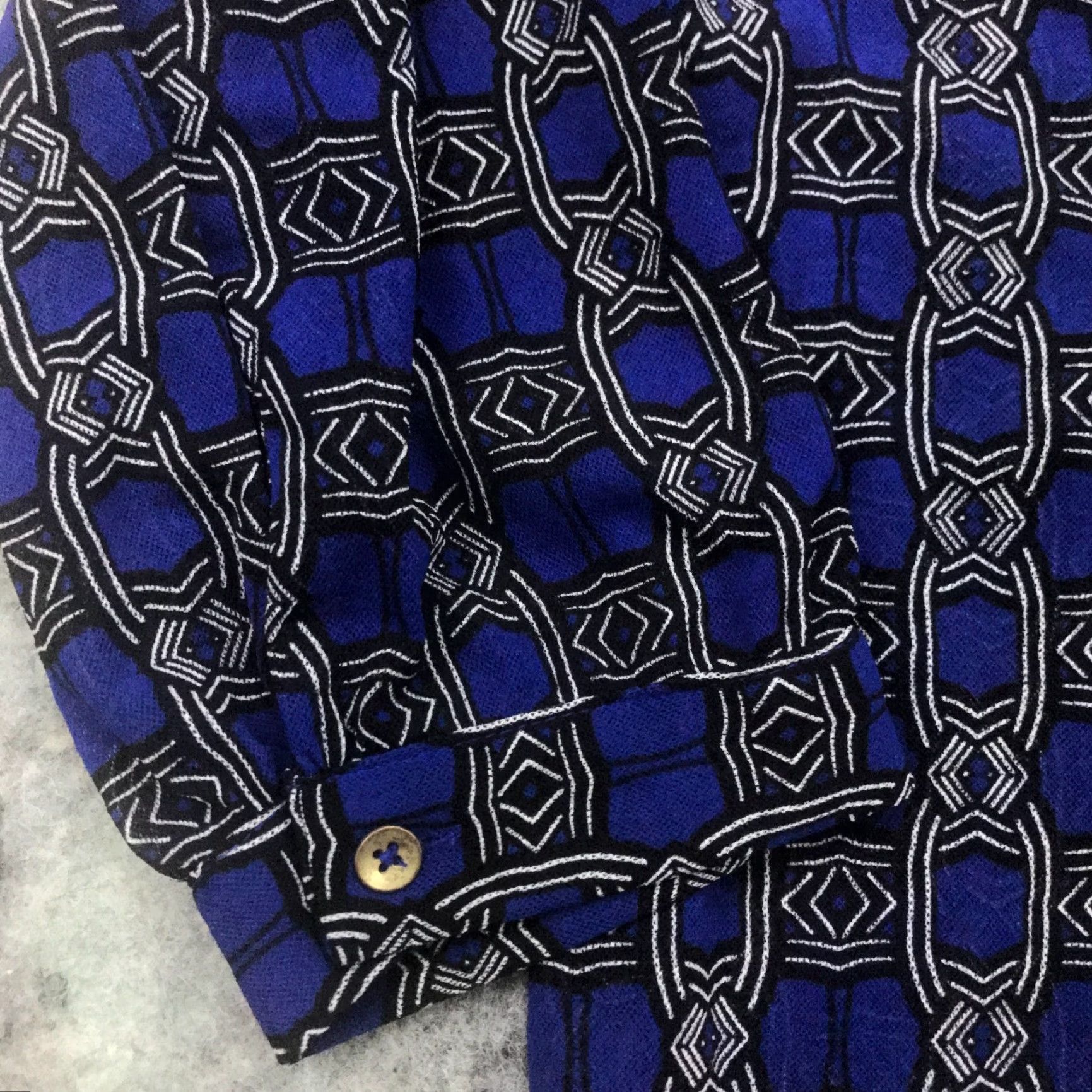 Vintage The Limited Shirt Small Blue V-Neck Long Sleeve Lightweight Geometric Blouse Womens Size S Size S / US 4 / IT 40 - 5 Thumbnail