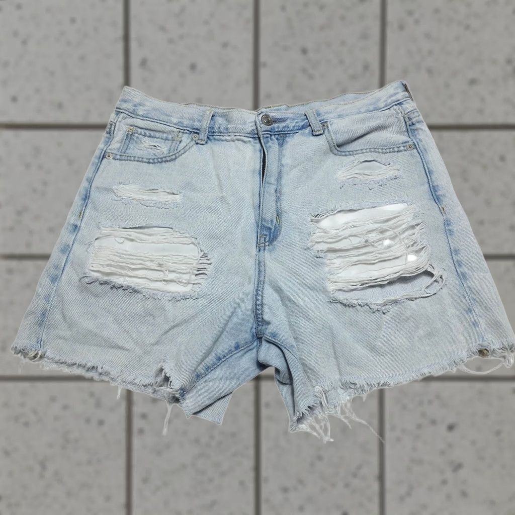 American Eagle Outfitters American Eagle Outfitters Mom Shorts Light Wash Cut Off Women's 8 Distressed Size 30" / US 8 / IT 44 - 1 Thumbnail