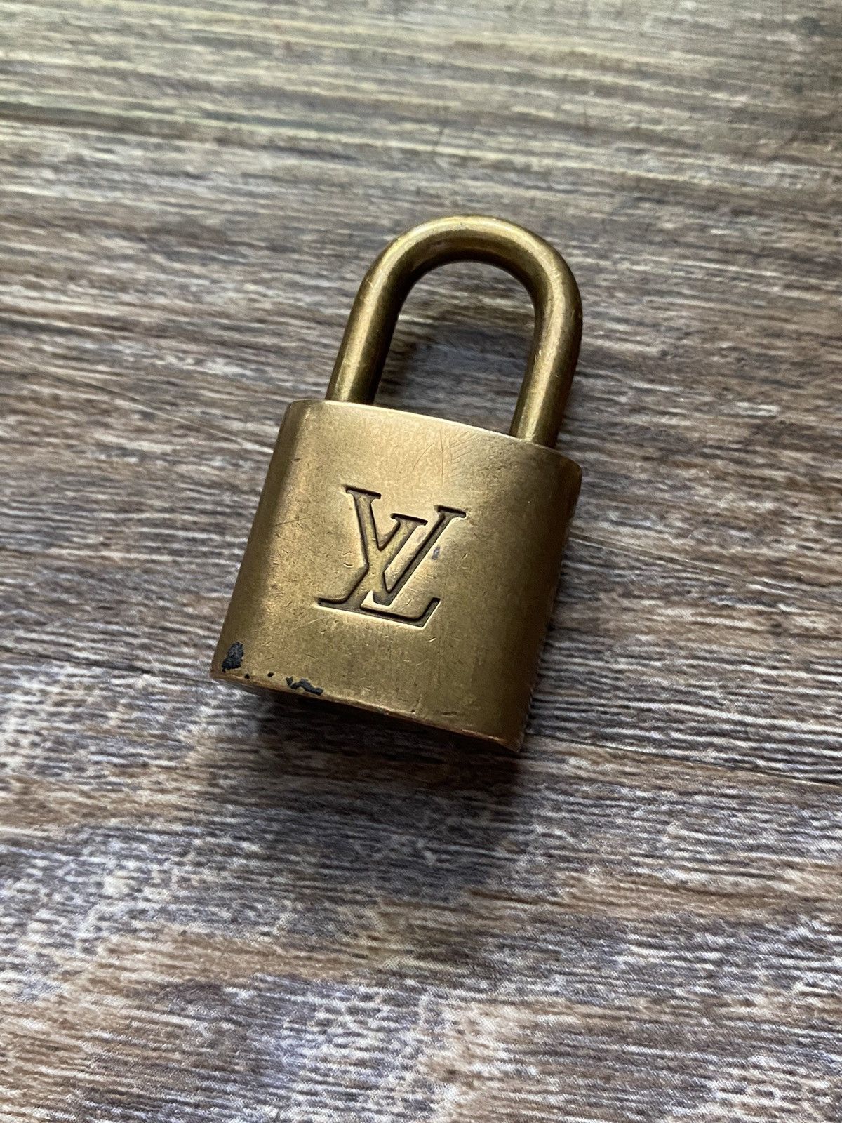 Louis Vuitton Louis Vuitton Lock 306 Size ONE SIZE - 3 Thumbnail