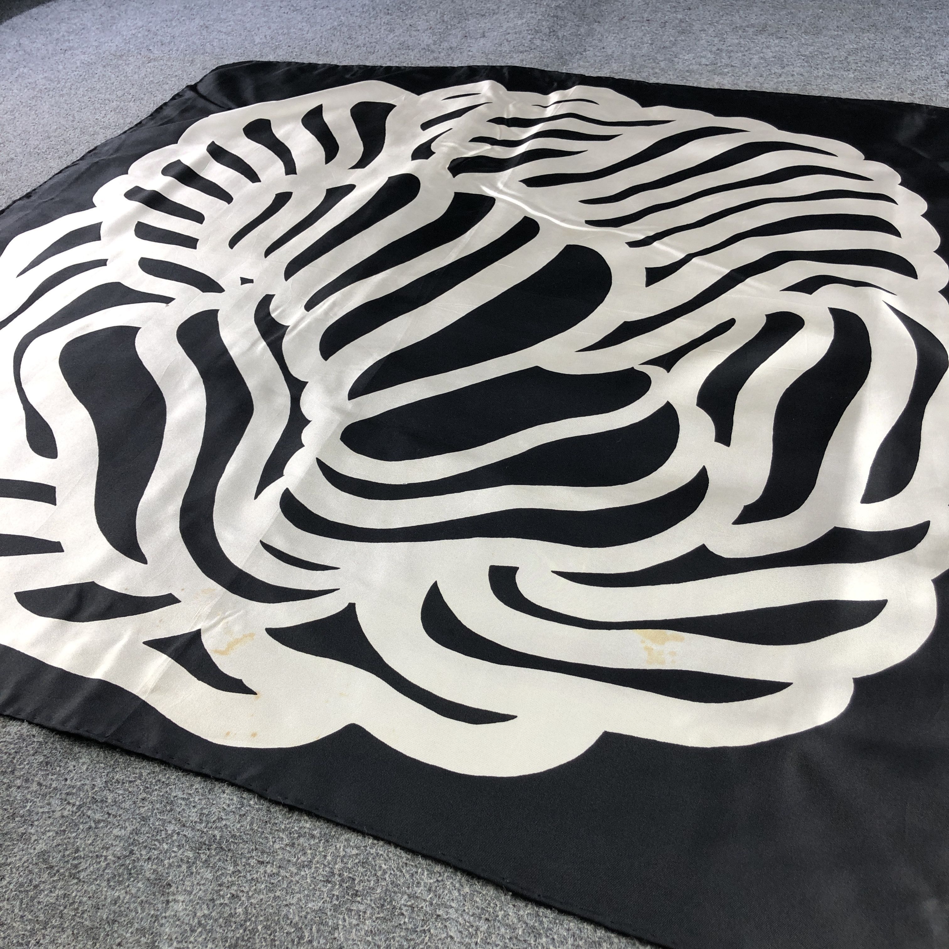 Japanese Brand Luxury Abstract Hand Rolled Silk Scarf M1084 Size ONE SIZE - 3 Thumbnail