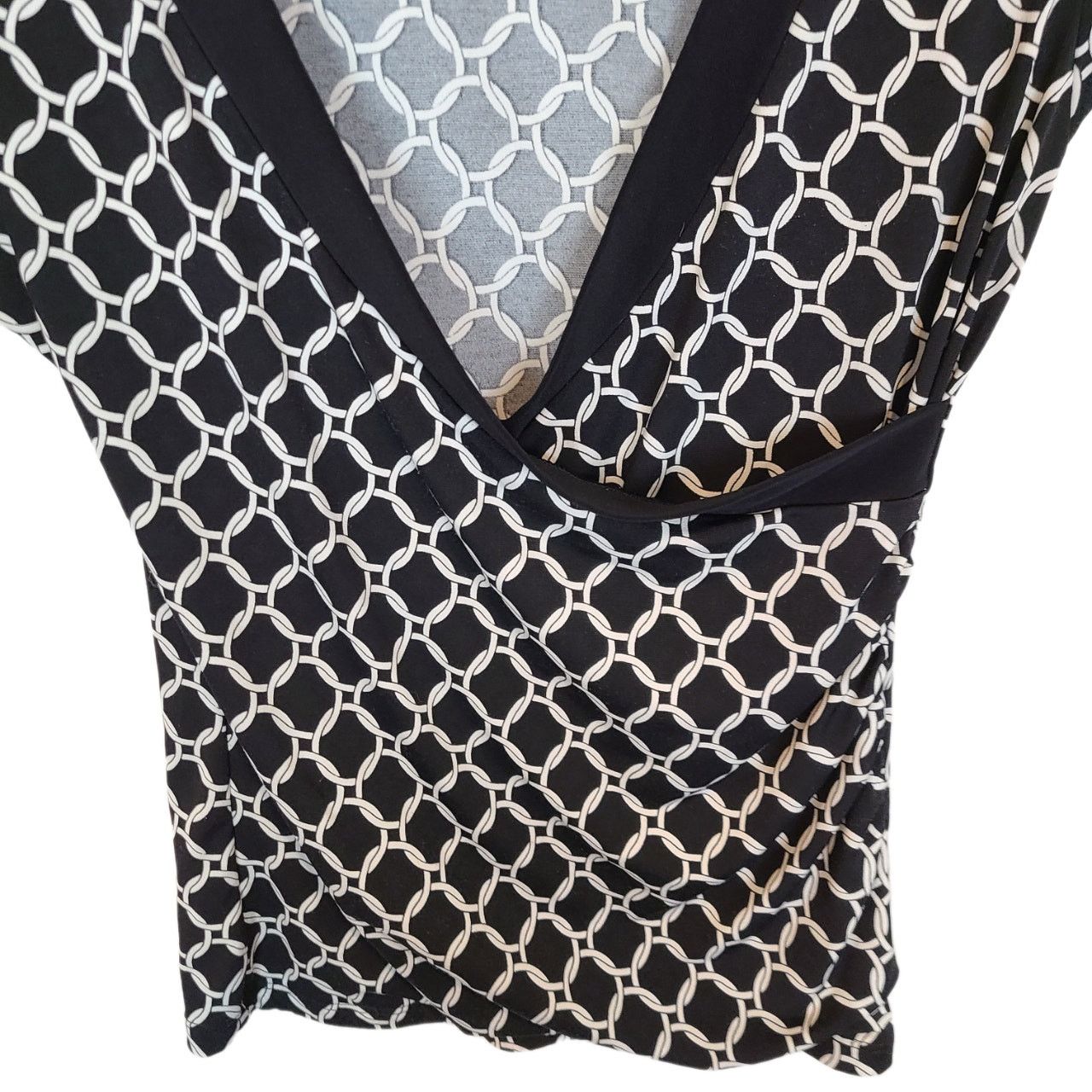 White House Black Market White House Black Market Surplice Top Sz S Classic Geometric Size S / US 4 / IT 40 - 3 Thumbnail