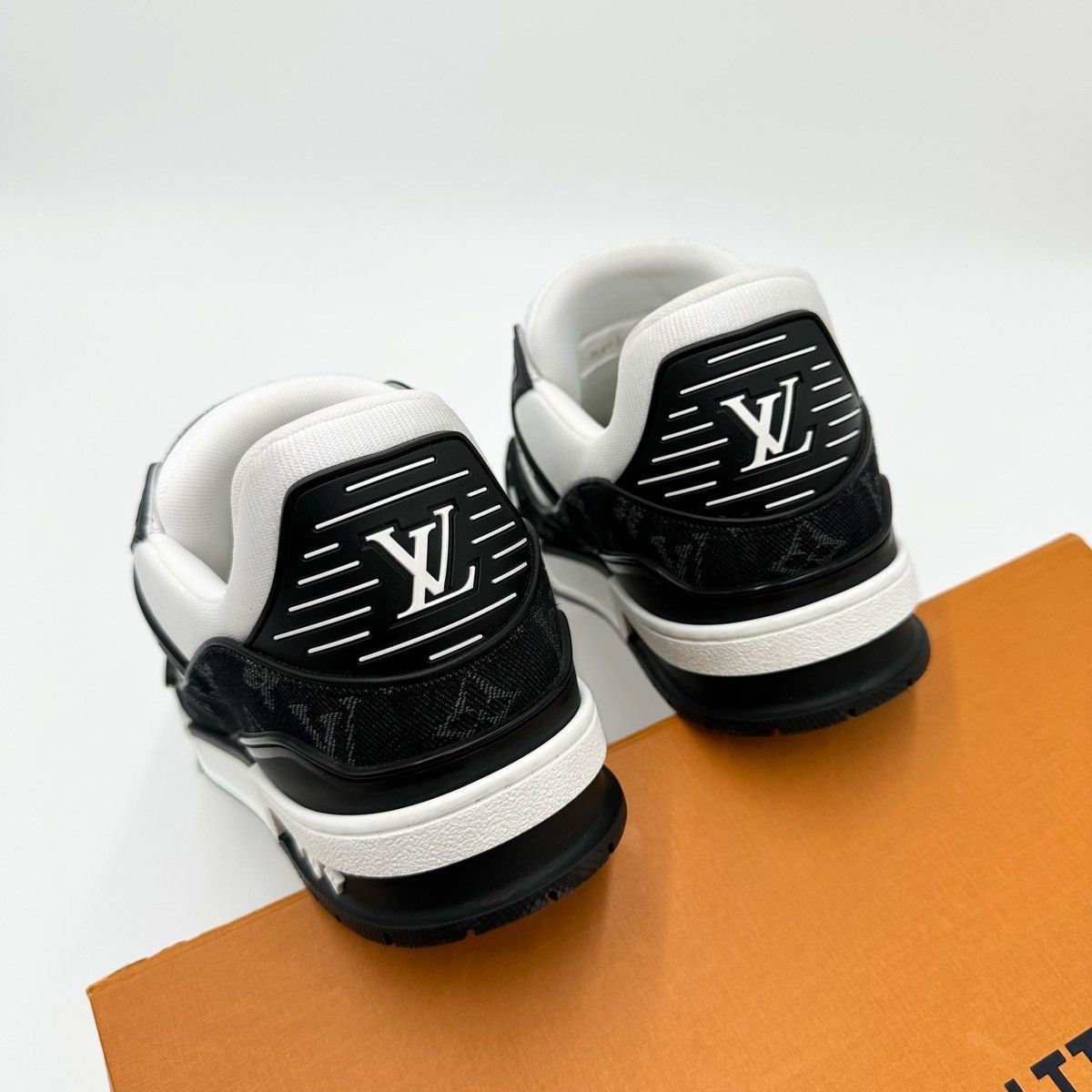 Louis Vuitton Louis Vuitton Trainer Black White Low Tops Size US 11 / EU 44 - 3 Thumbnail