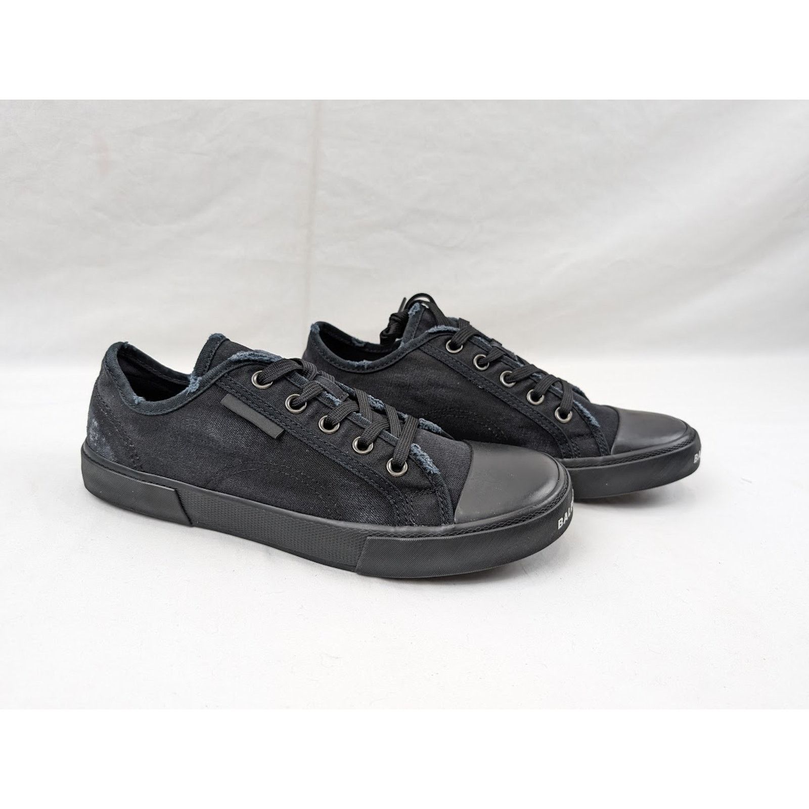 Balenciaga o1rshd1 Paris Low-Top Sneakers in Black Size US 8 / EU 41 - 12 Thumbnail
