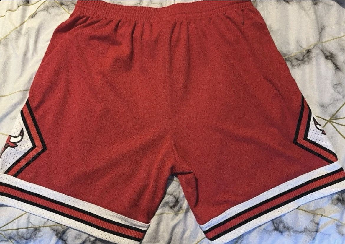 Mitchell & Ness Mitchell & Ness NBA Chicago Bulls Varsity Red Shorts Size US 31 - 6 Thumbnail