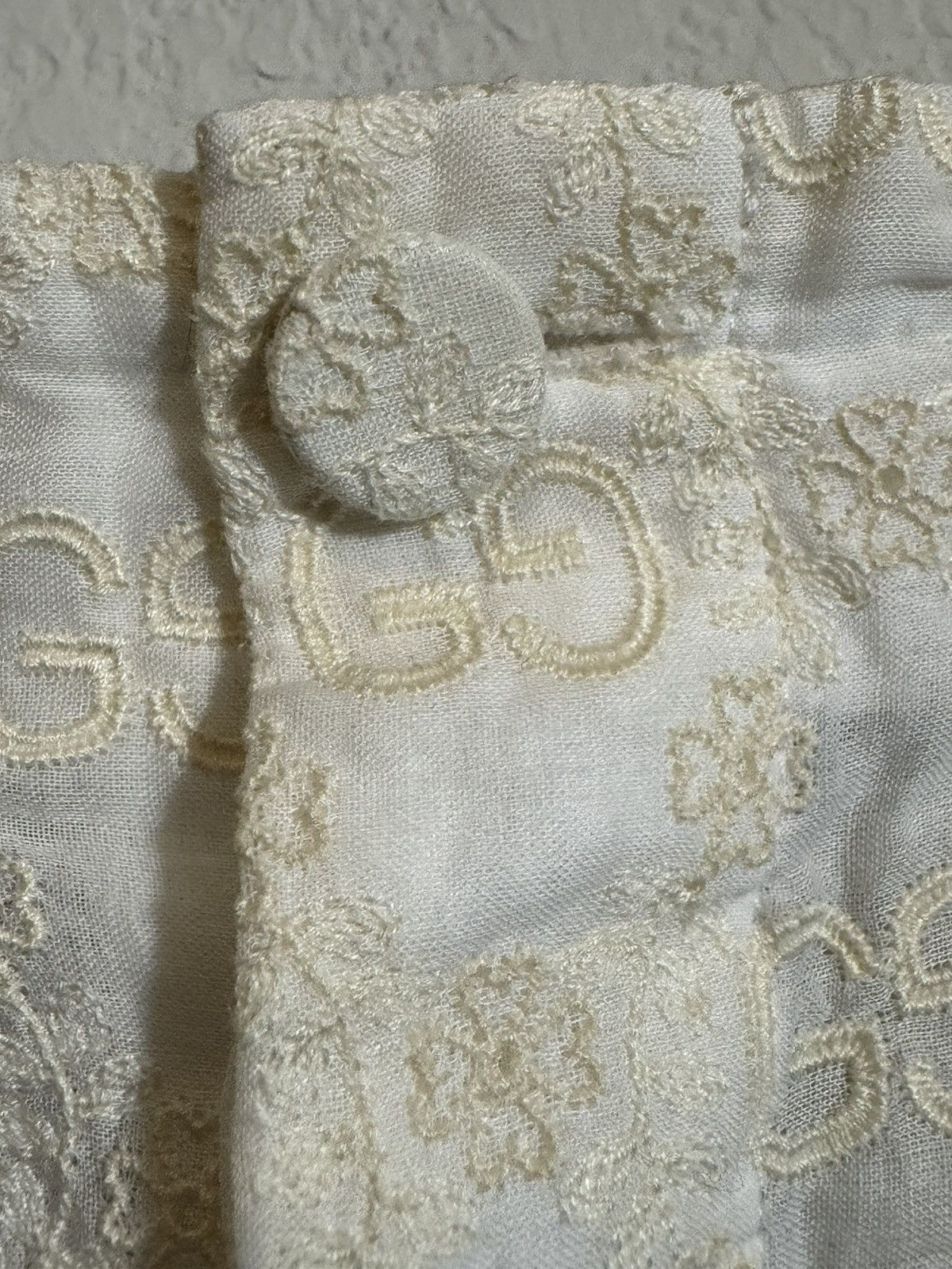 Gucci EUC Gucci Linen Embroidered Ivory Shorts Size 25" / US 0 / IT 36 - 3 Thumbnail