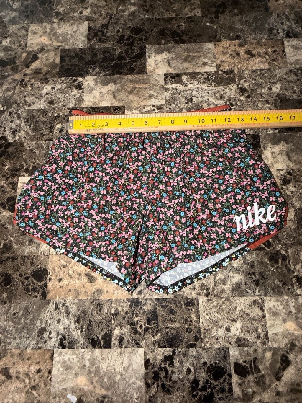 Nike NIKE 10k WOMENS LINED SHORT 3.5” FLORAL SIZE SMALL Size 27" / US 4 / IT 40 - 2 Thumbnail